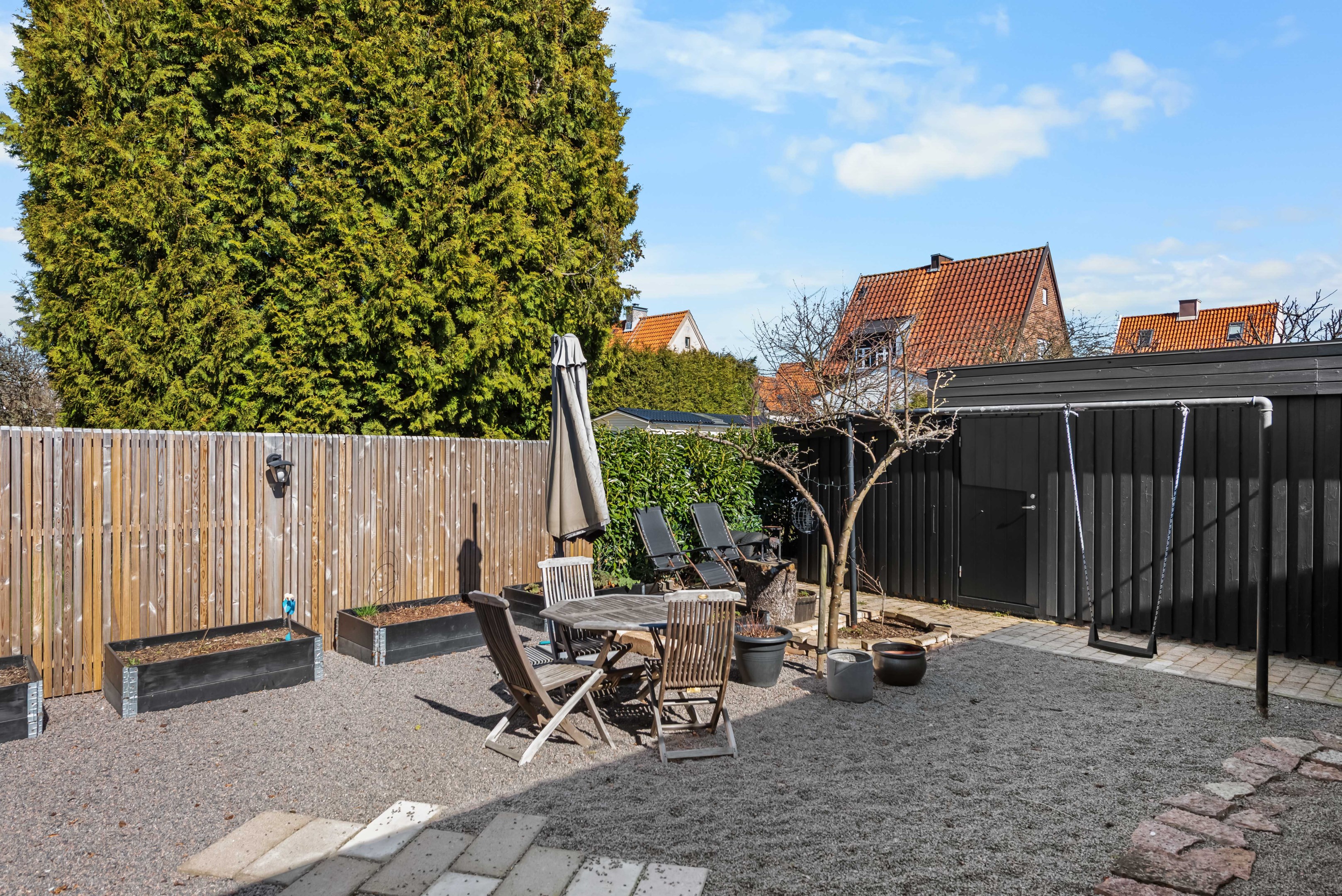 På husets baksida finns denna trädgård