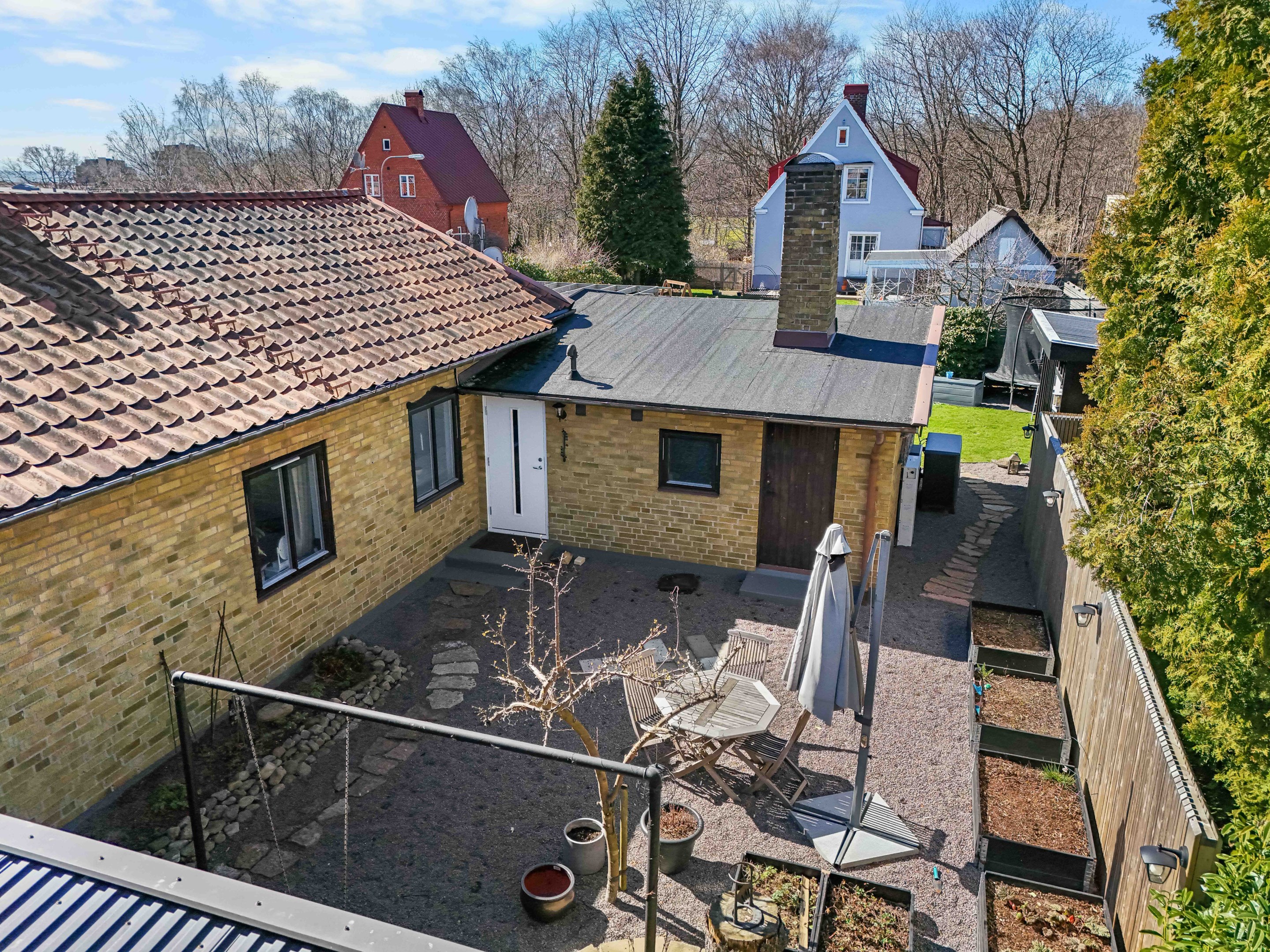 På husets baksida finns även ytterligare en uteplats