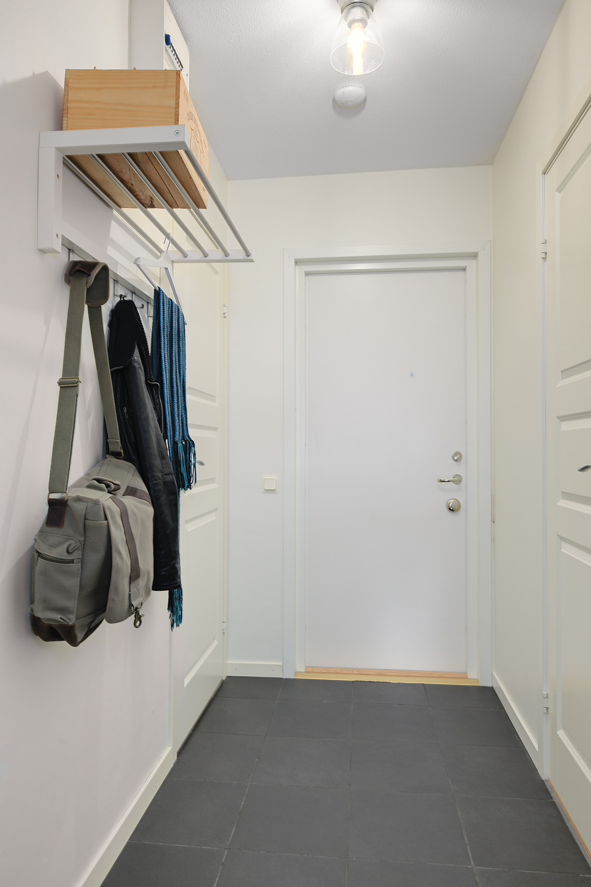 Hall till rummet med egen entré