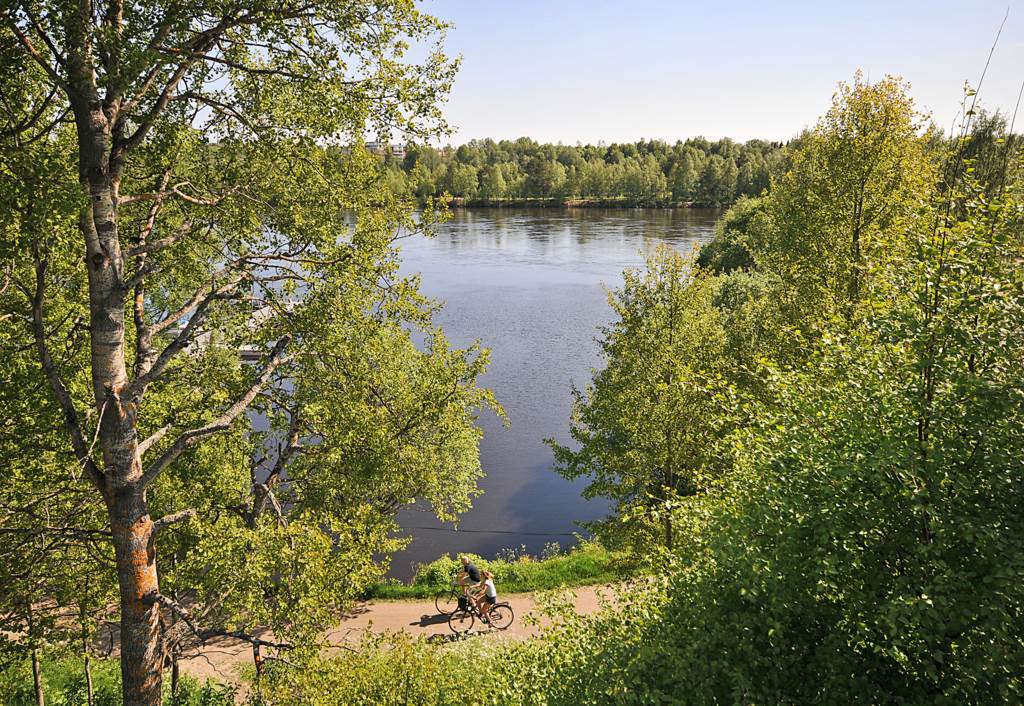 Älven med strandpromenaden endast ett par hundra meter bort
