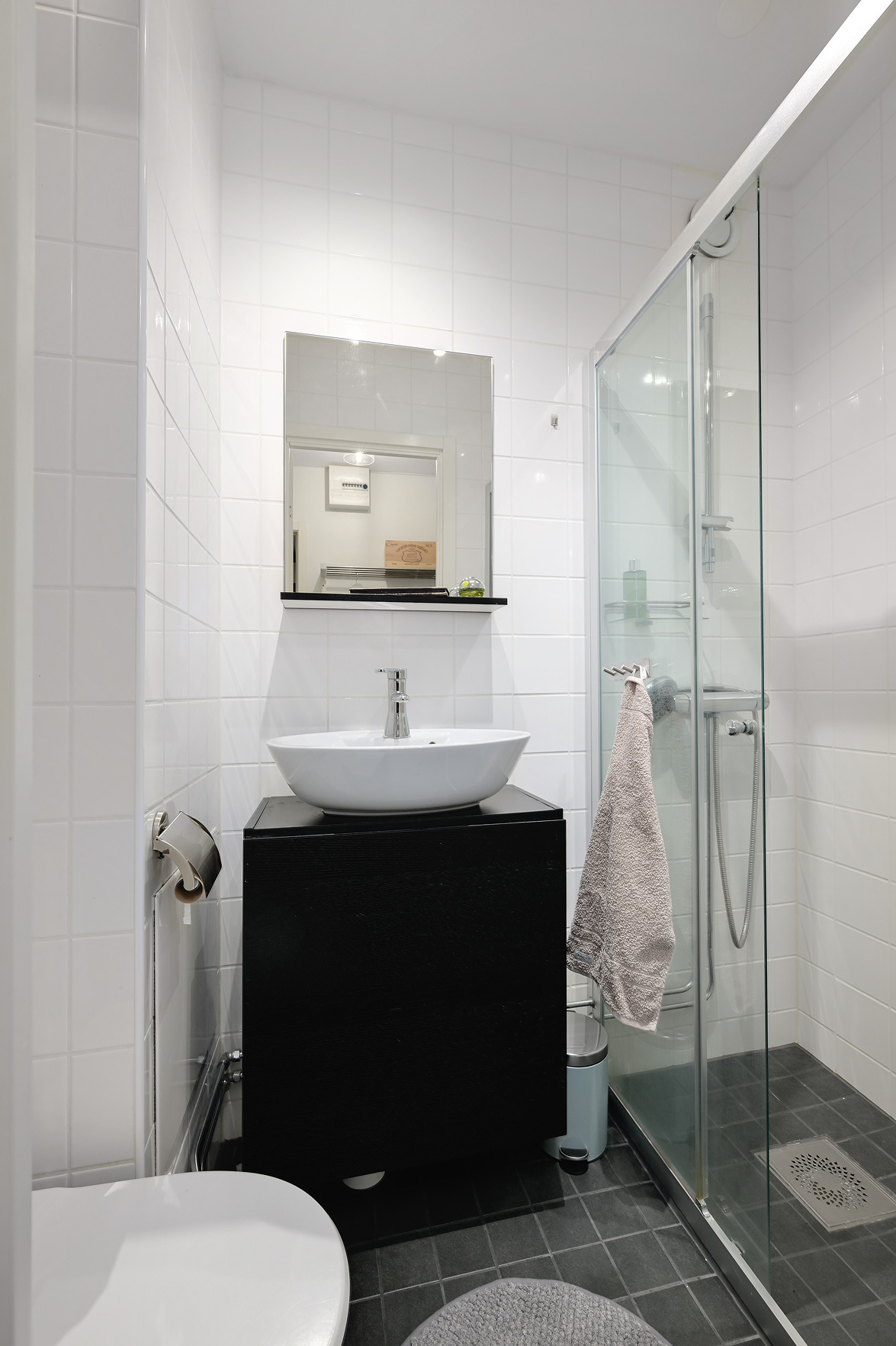 Wc med dusch som nås från hallen till rummet med egen entré