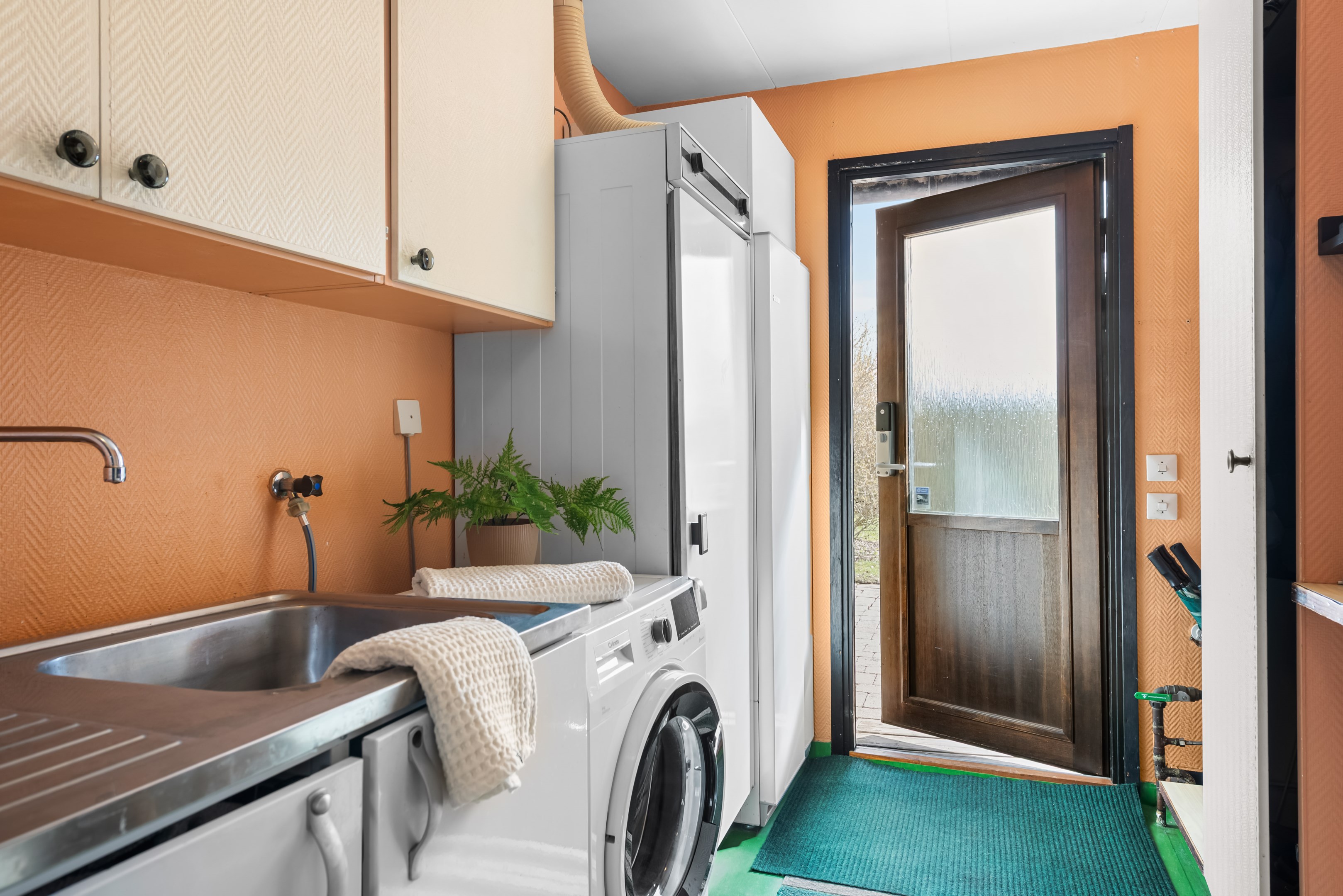 Tvättstuga med egen utgång till trädgården