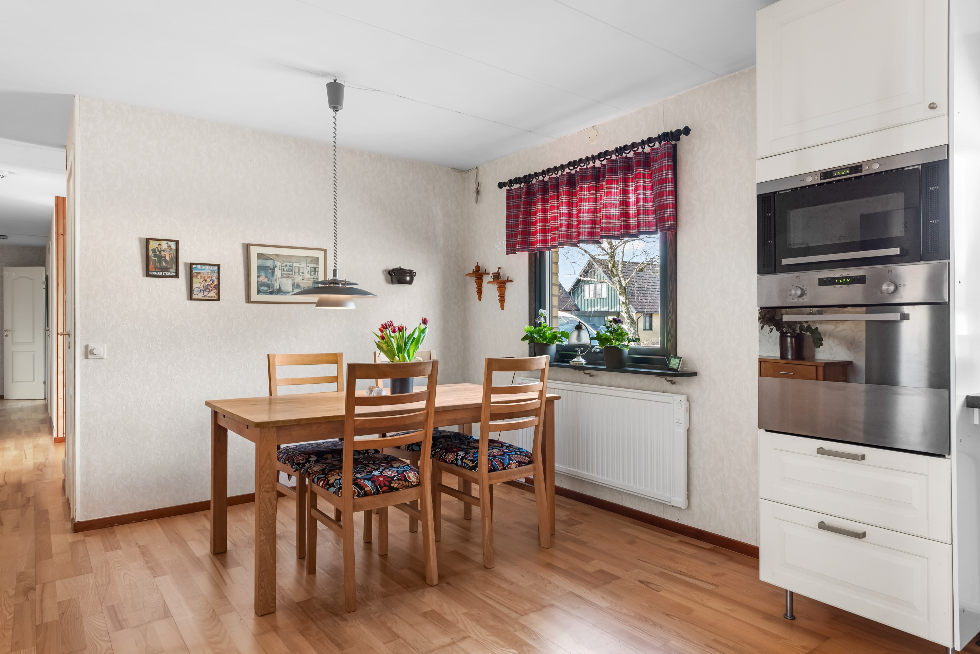 Du har blats med köksbord i kölket och har fint ljus