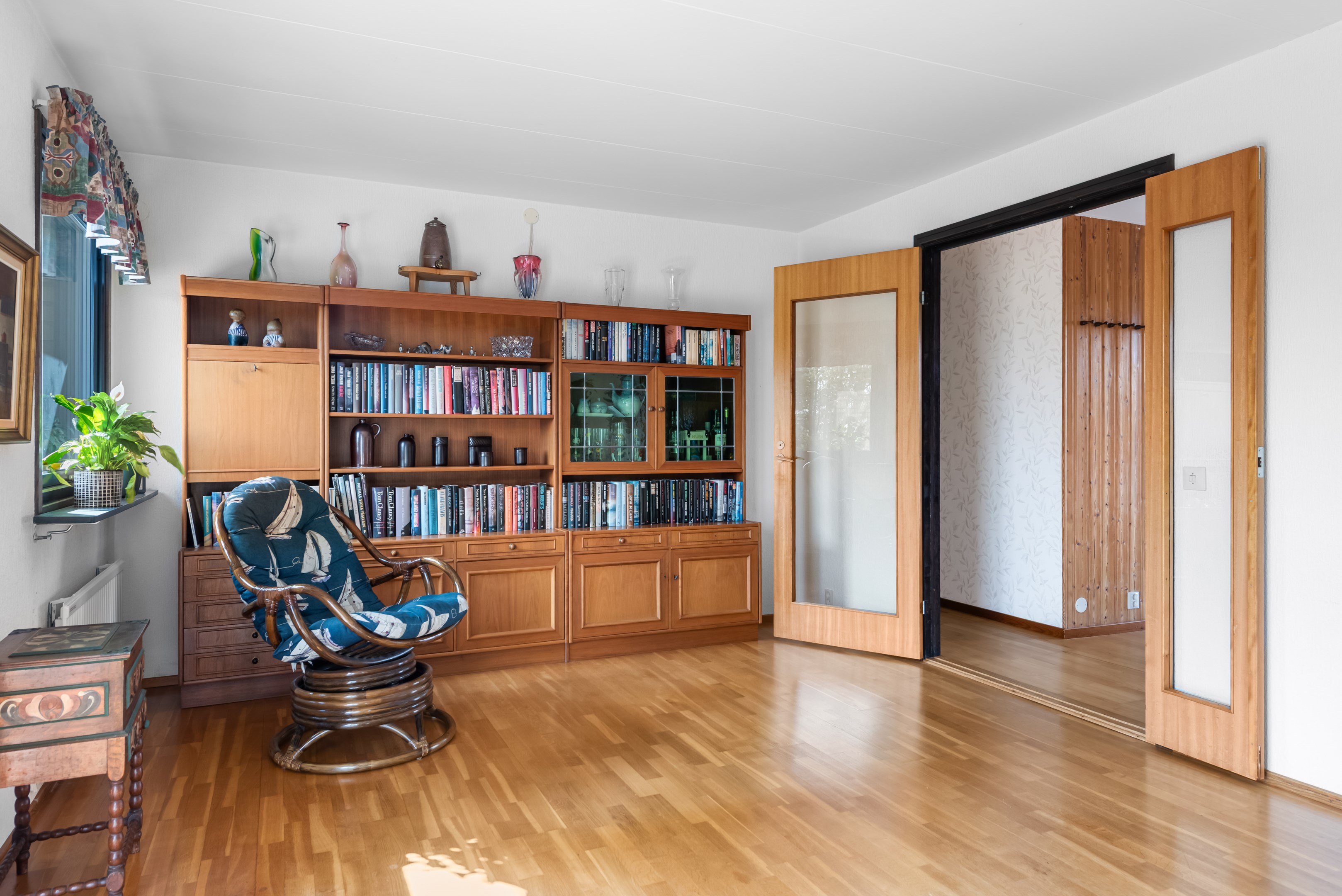 Glasdörrar mot hallen