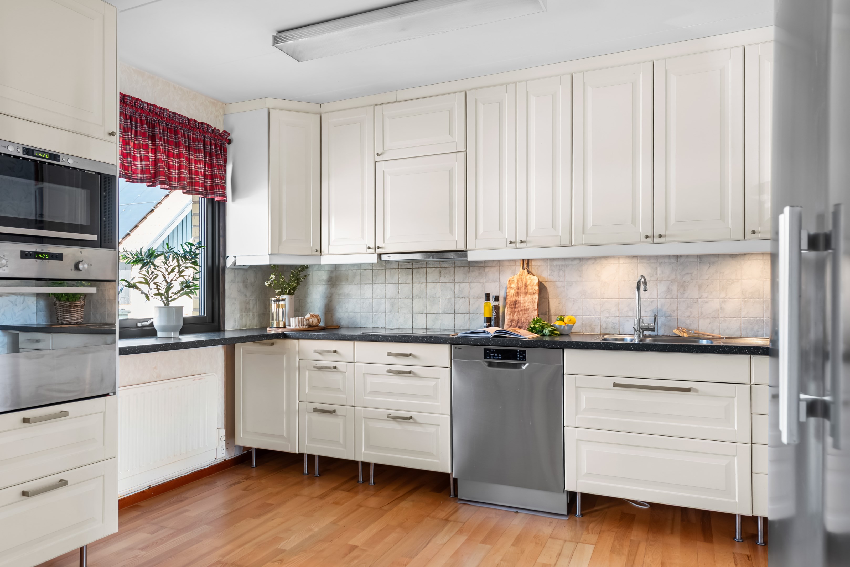 Kök med laminatbänskiva