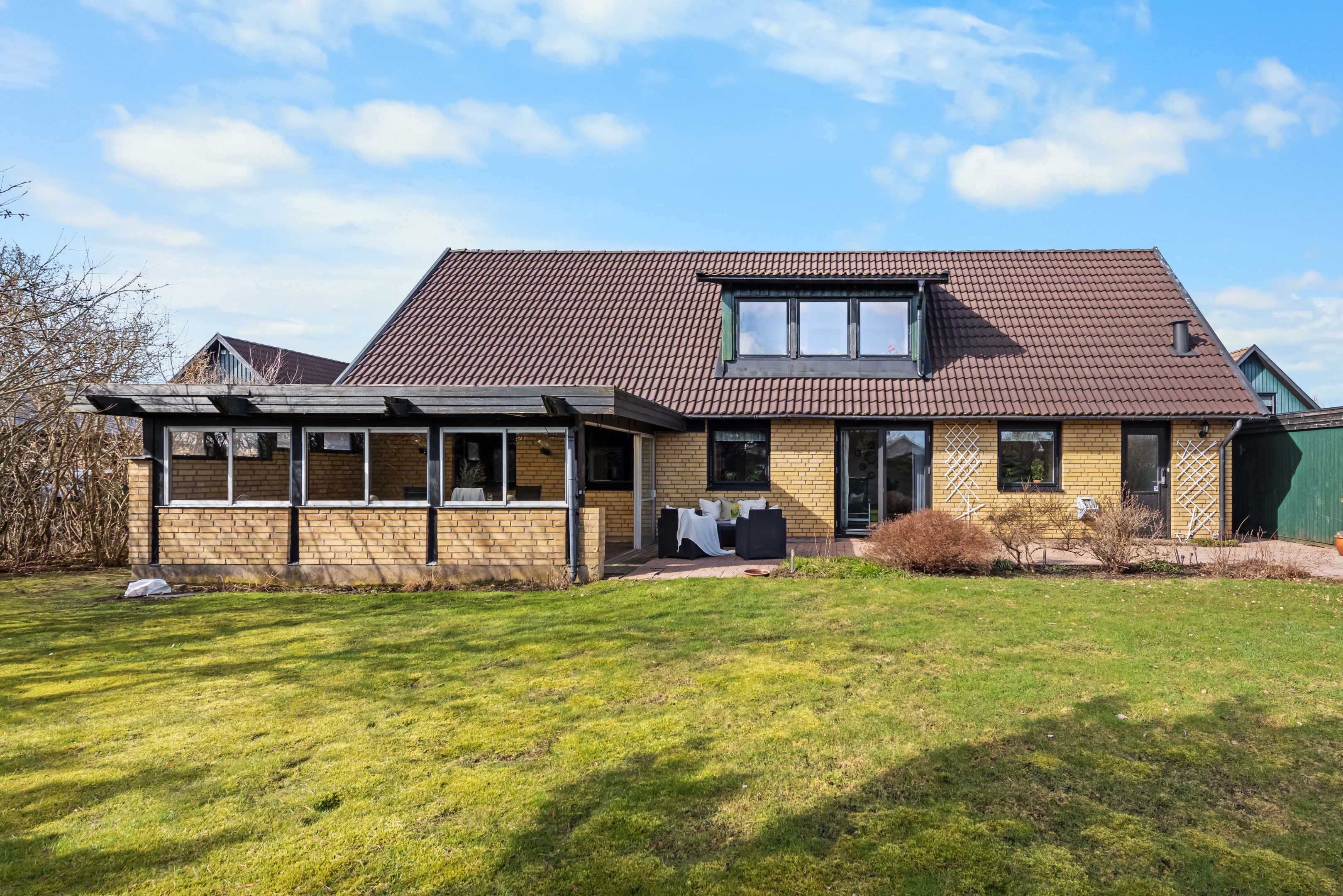 Stor fin trädgård som har Robotgräsklippeare