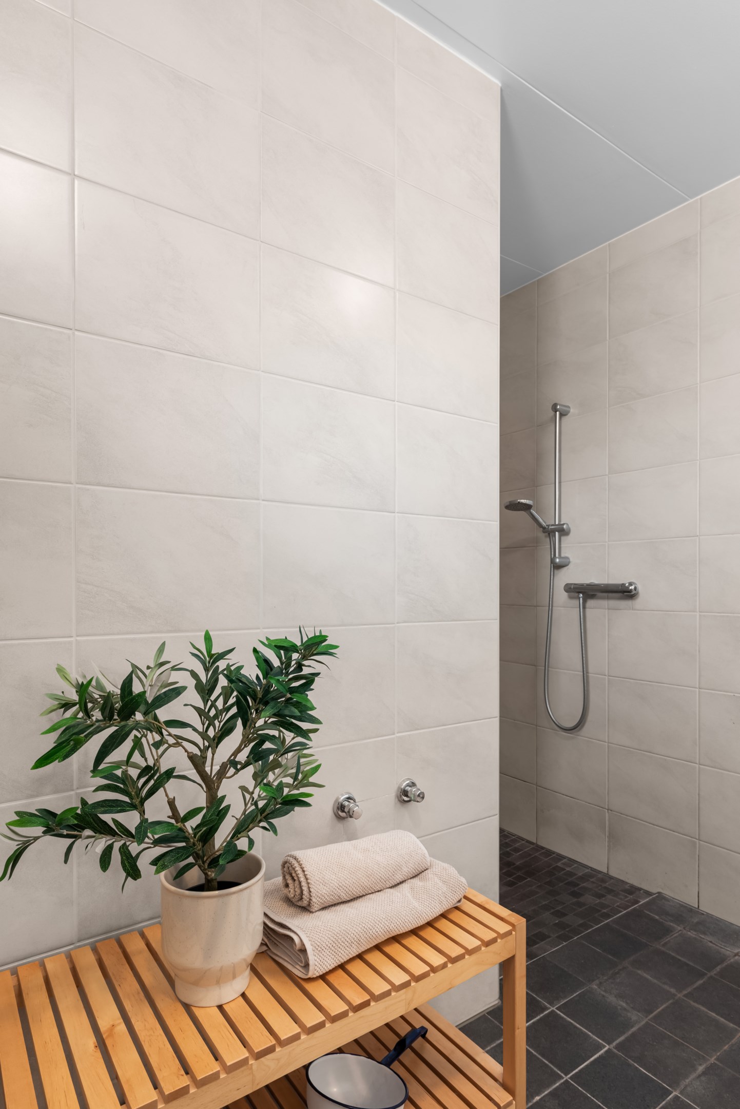 Dusch har eget utrymme och du kan även få plats med badkar