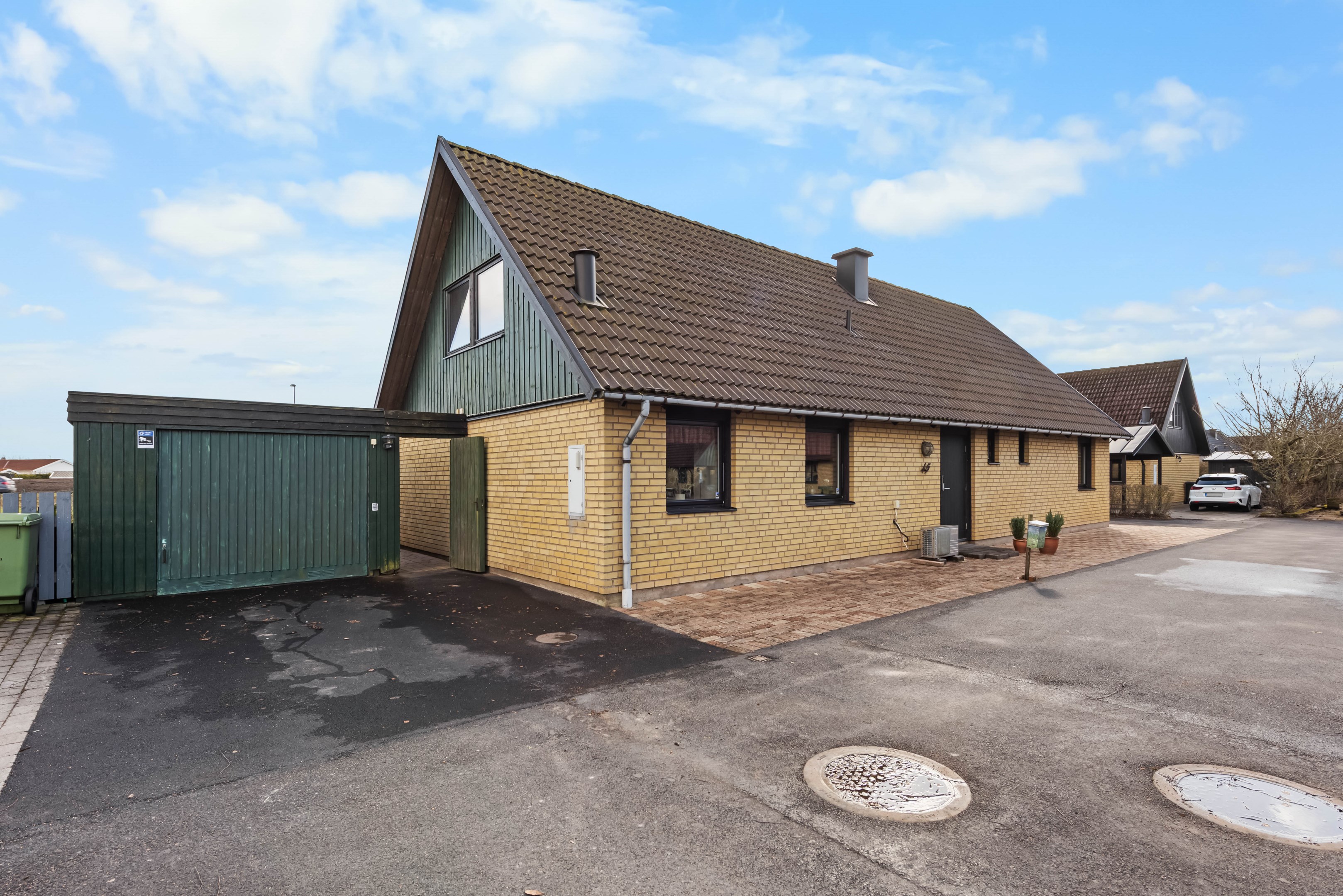 Bredvid huset finns garage och förråd