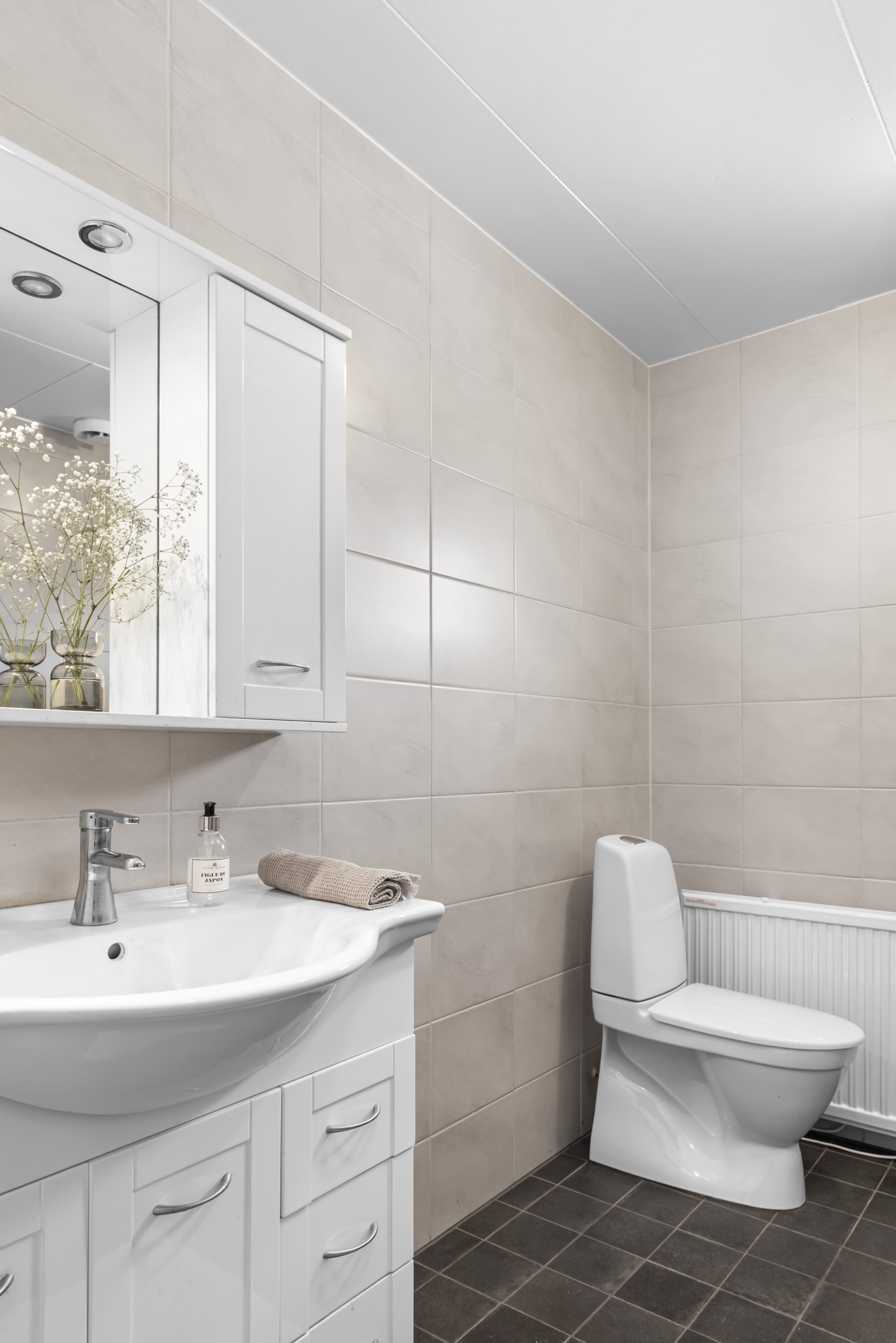 Fräscht och fint badrum som är helkaklat