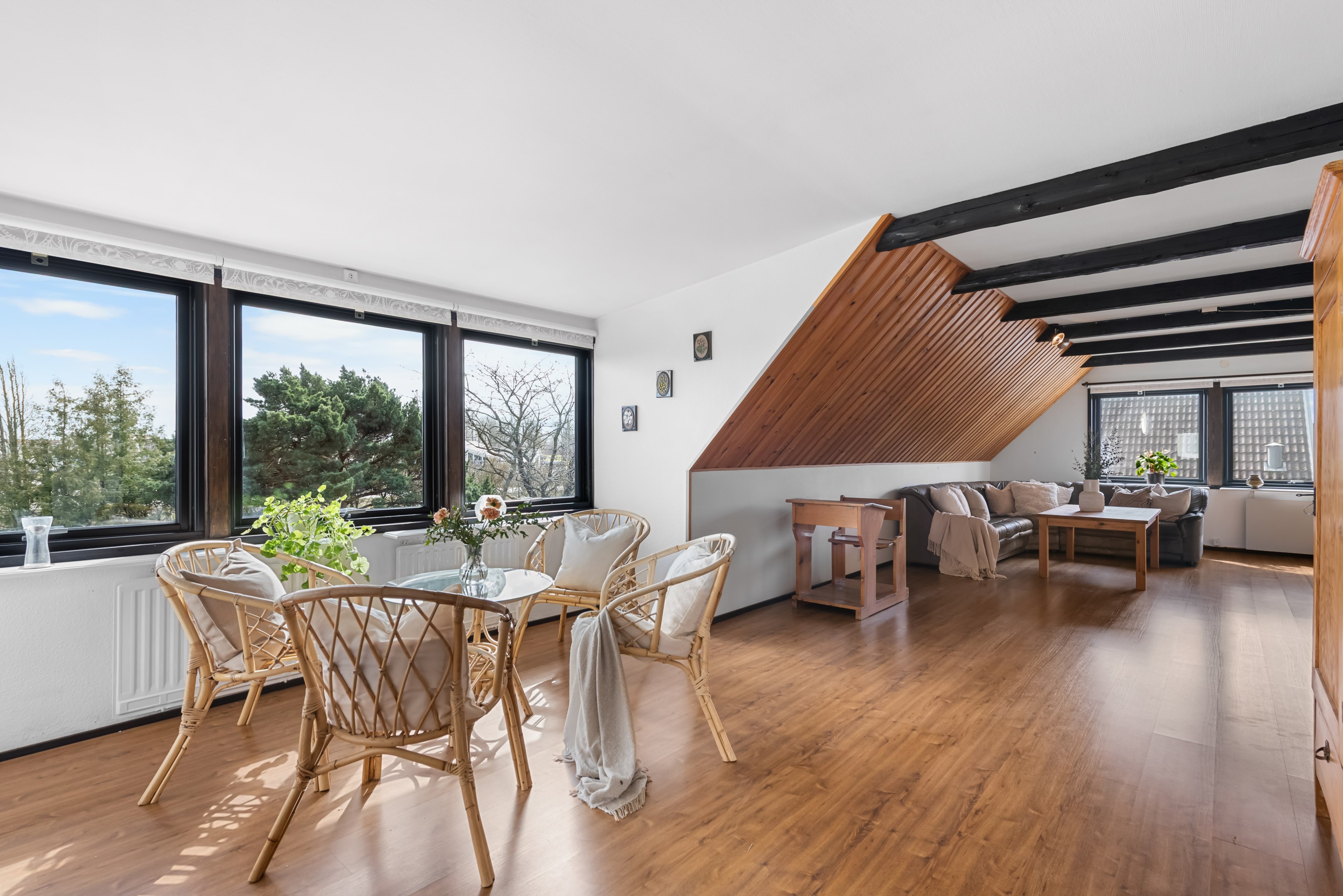 Tre stora fönster som ger ett vackert ljus