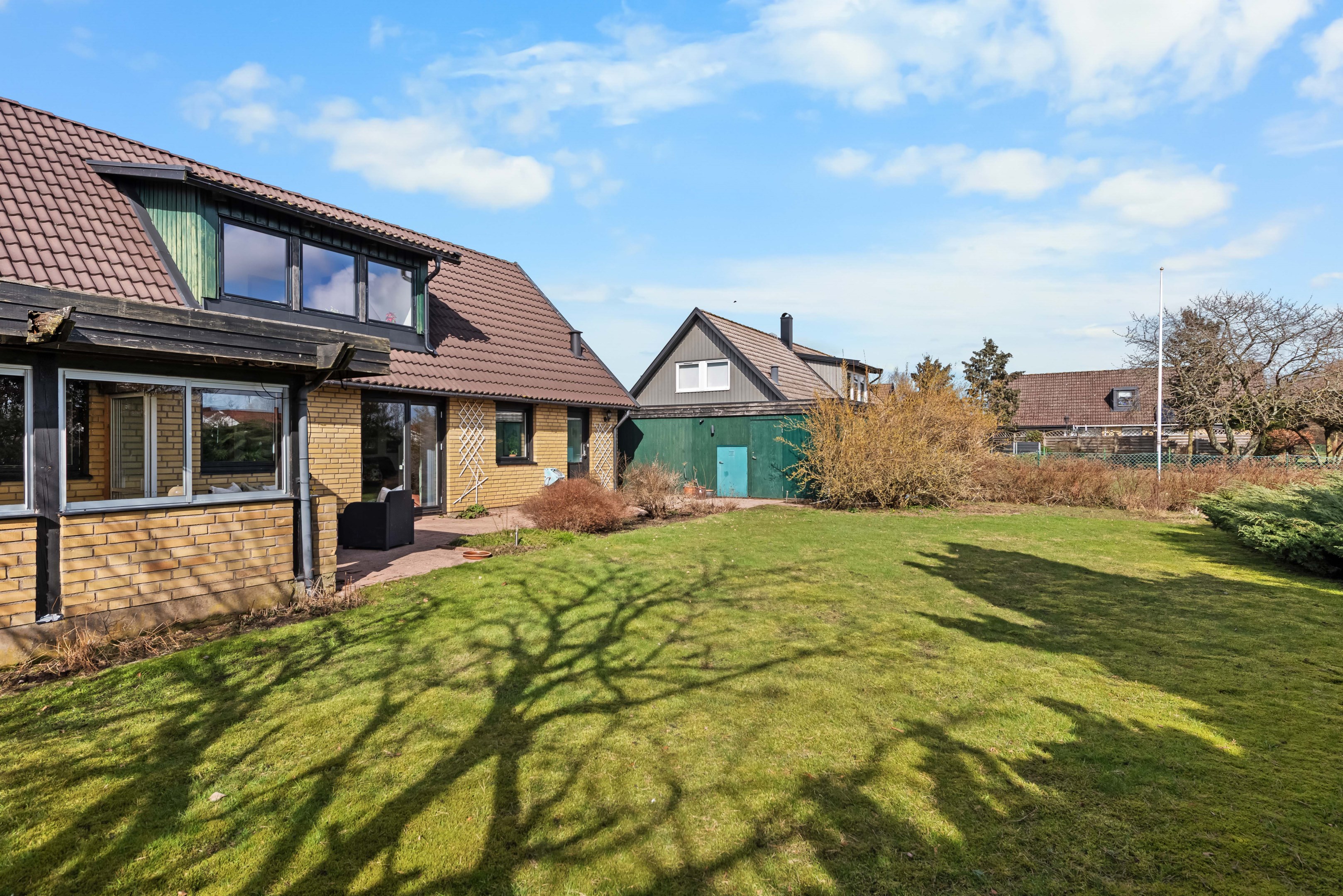 Fin trädgård i sydvästläge