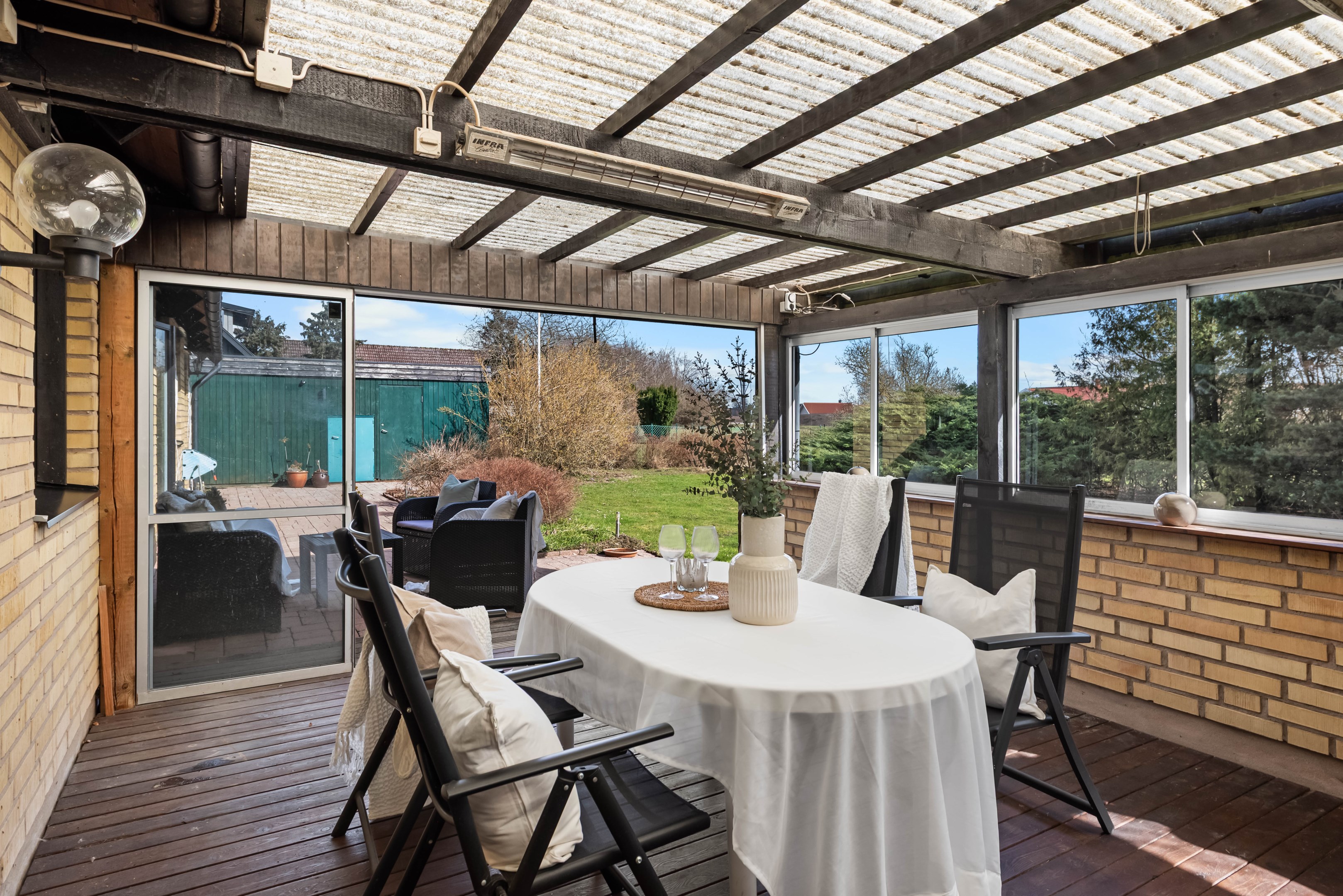 Stort uterum med trädäck