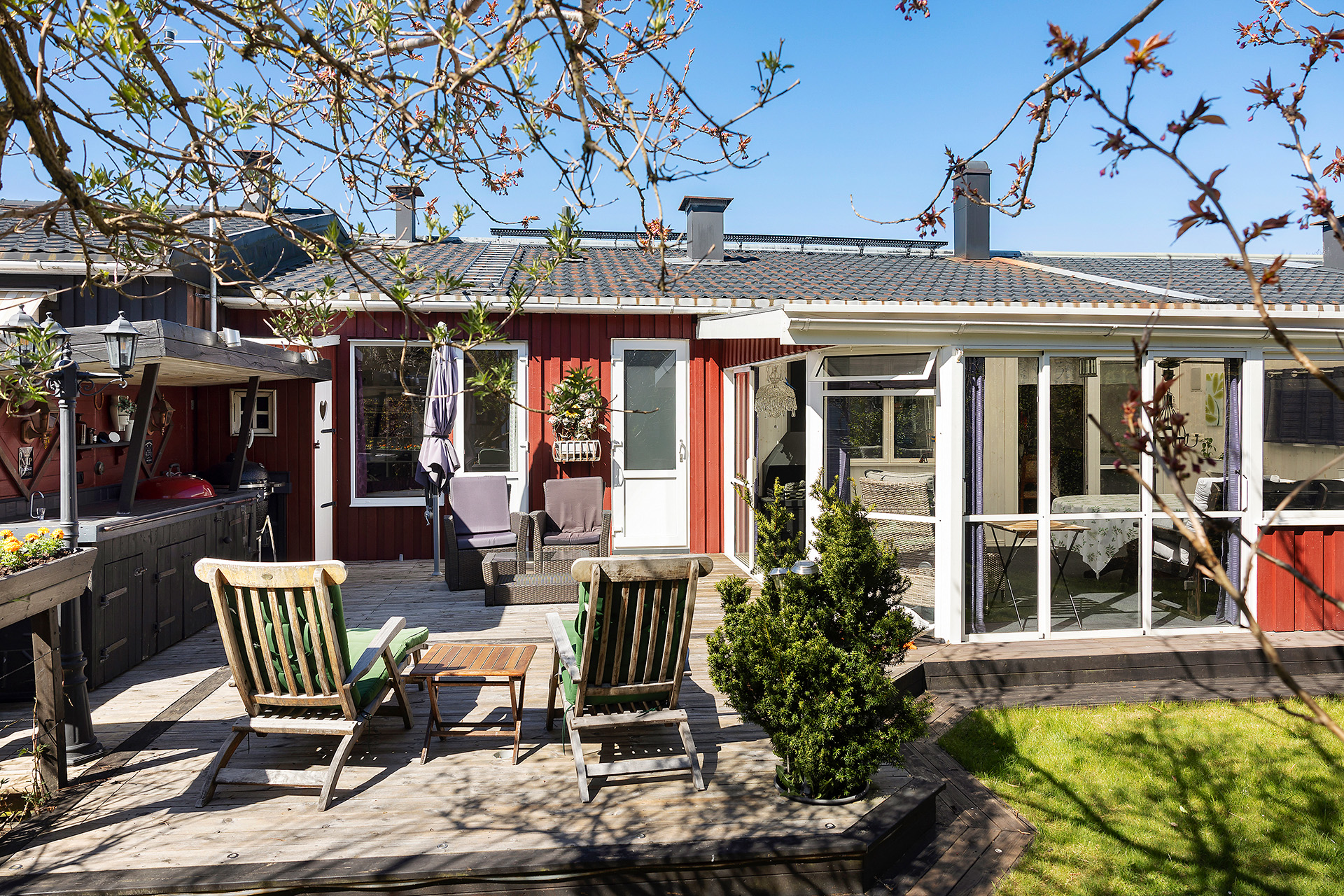 Solig trädgård med utekök