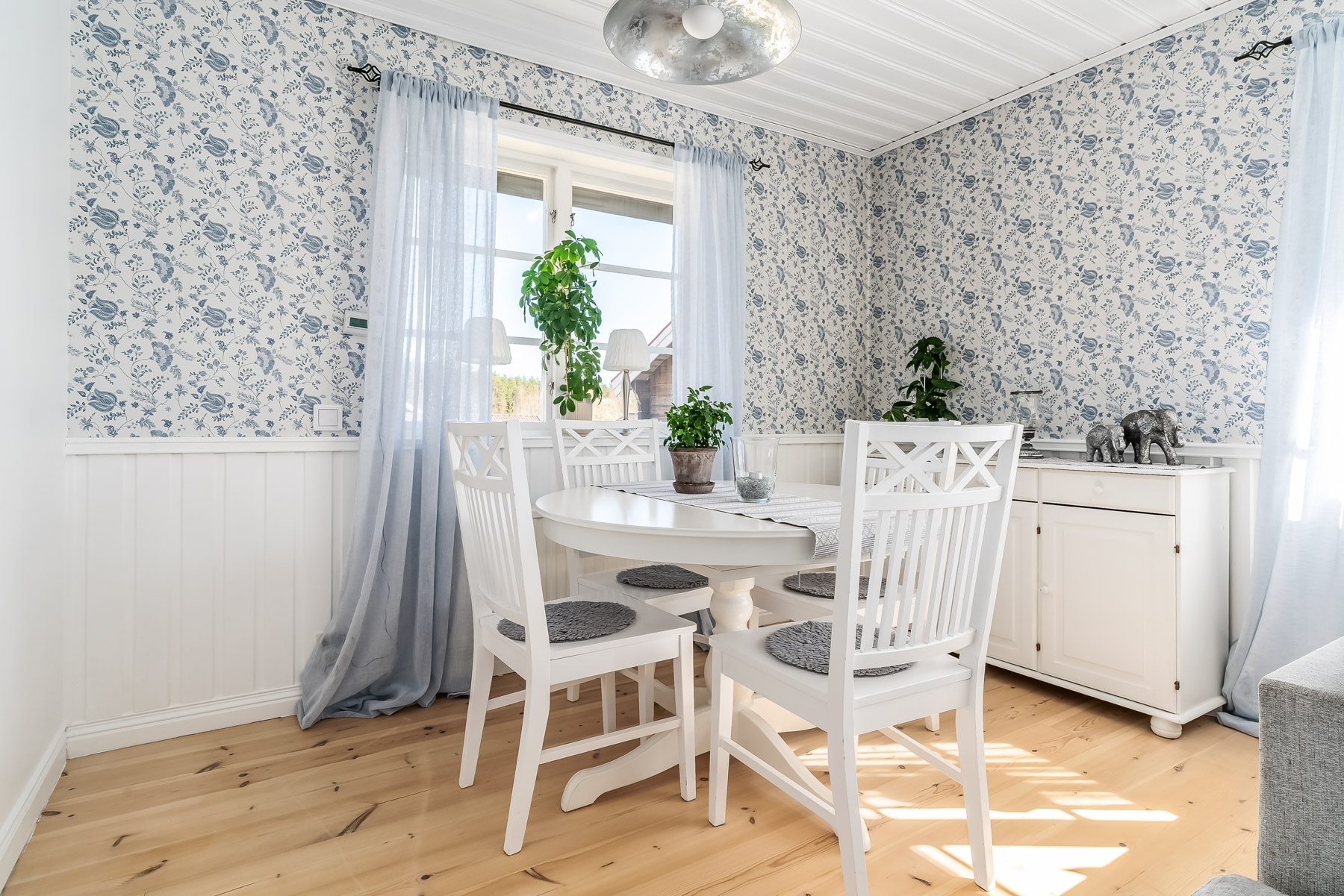 Matplats i storstuga