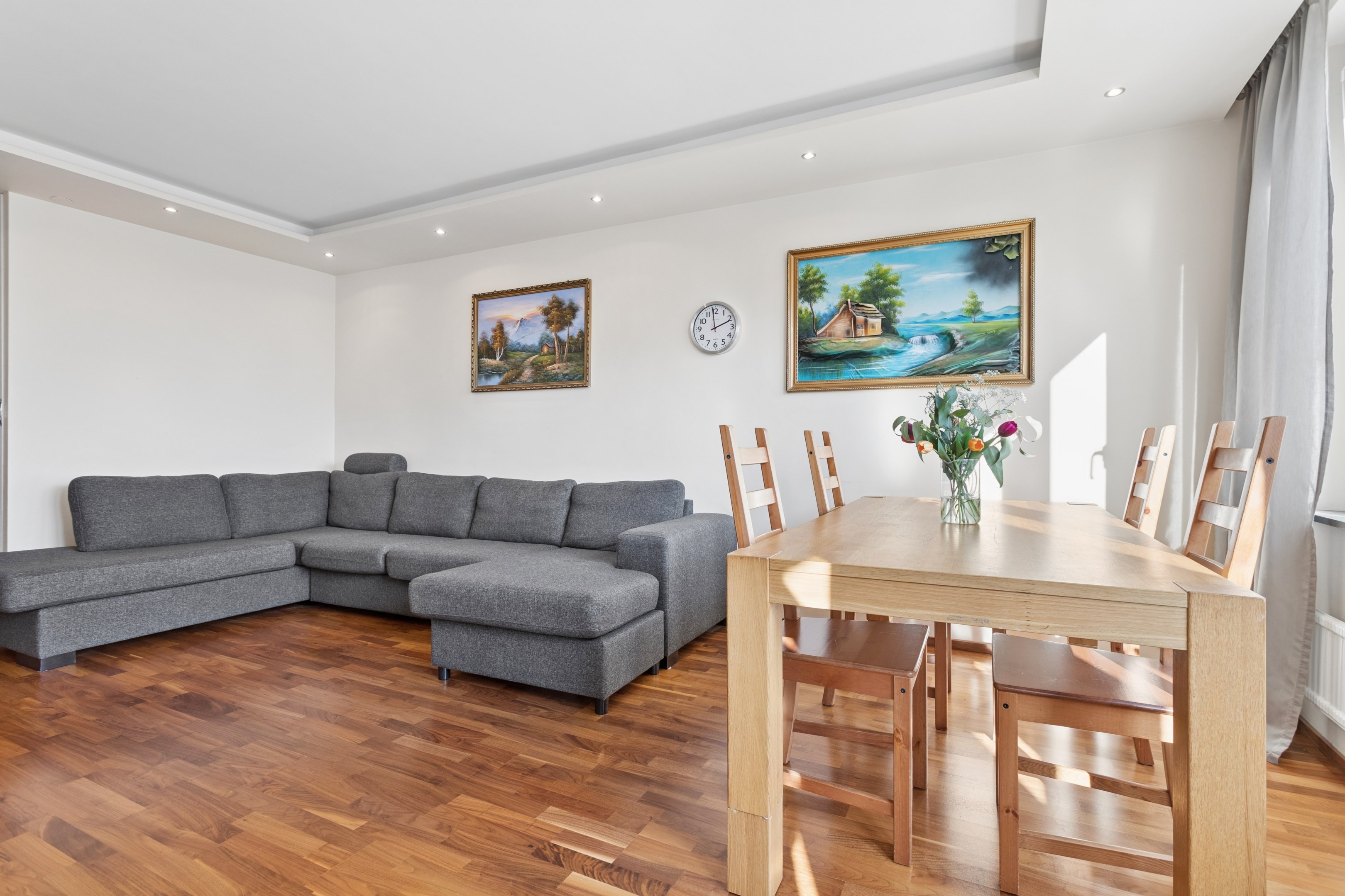 Plats för stor soffa samt matbord