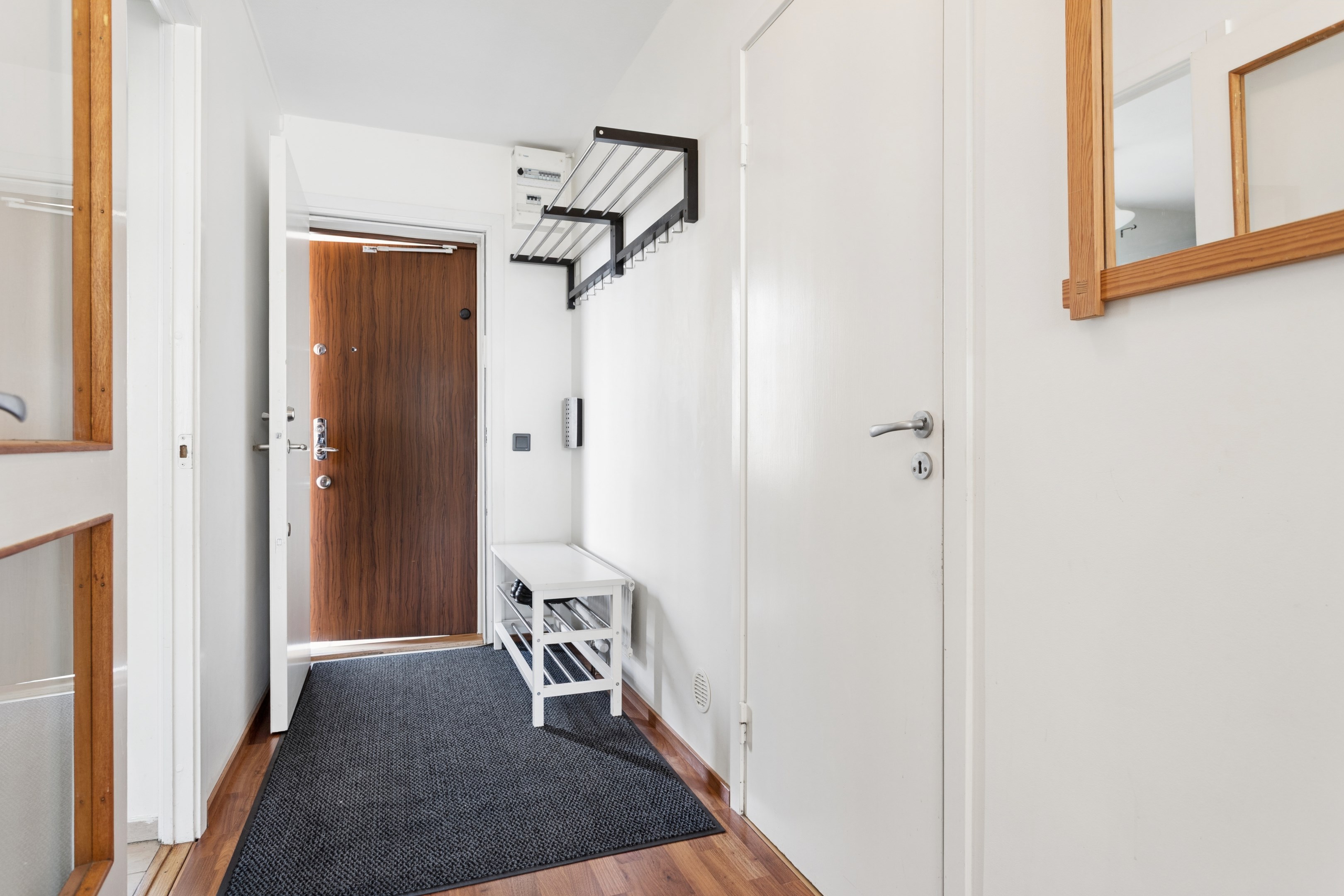 Hall/entré med säkerhetsdörr