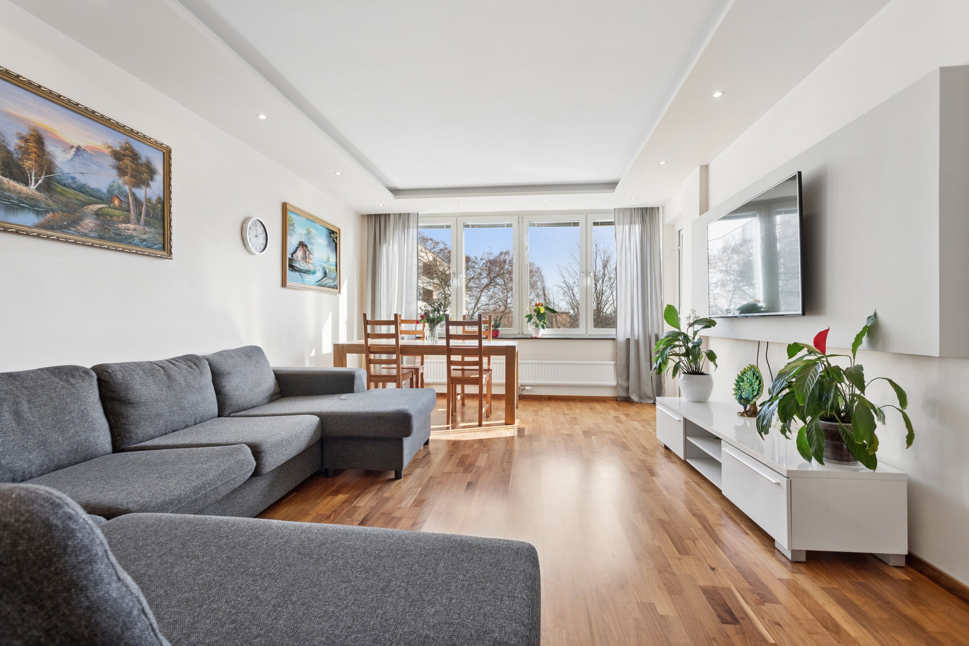 Stort vardagsrum med fint parkettgolv