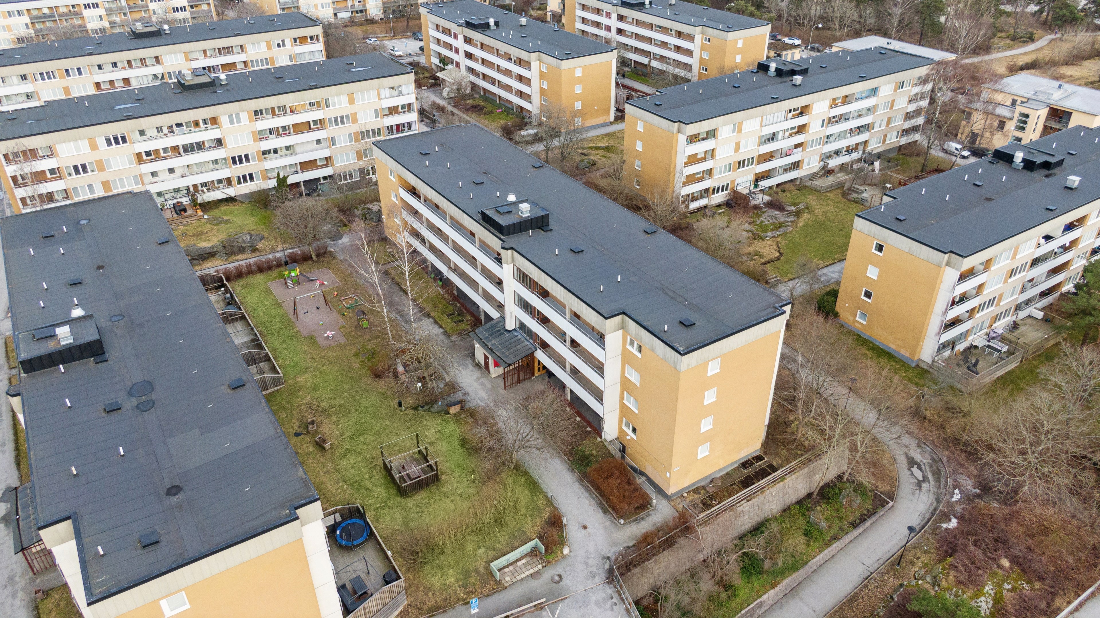 Lugn innegård med lekplats