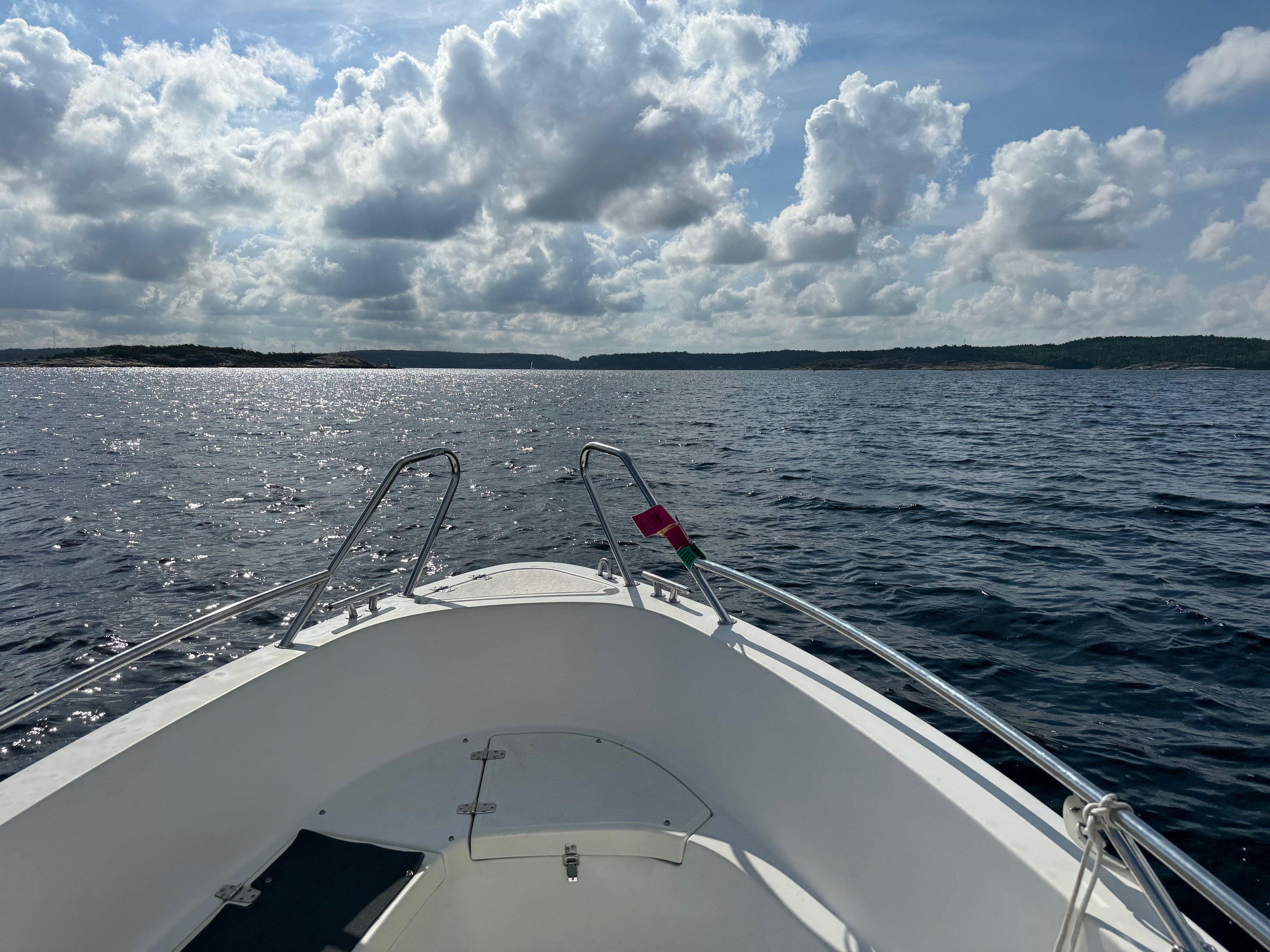 Vågorna viskar lugnt mot fören