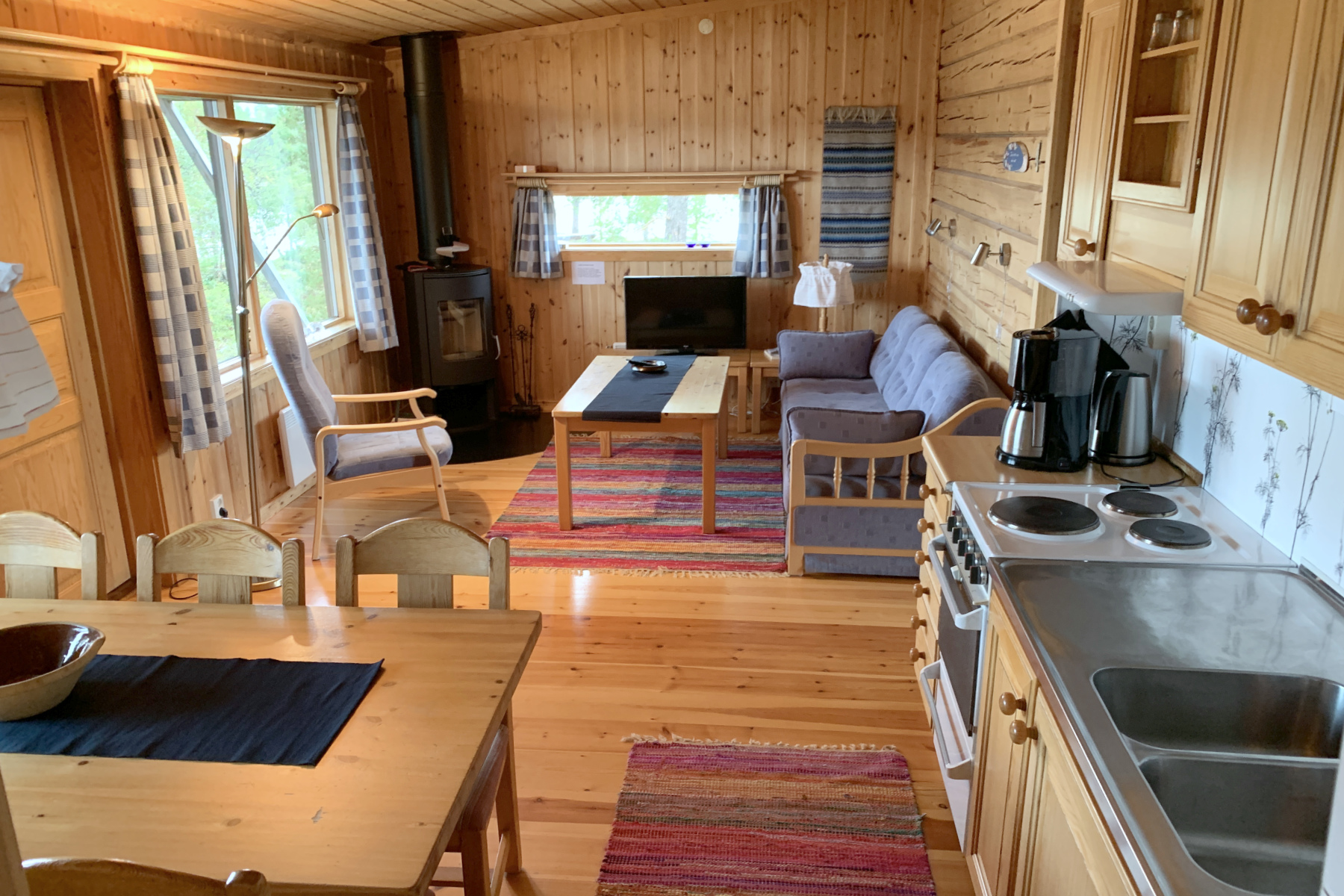 Storstuga med TV o bäddsoffa