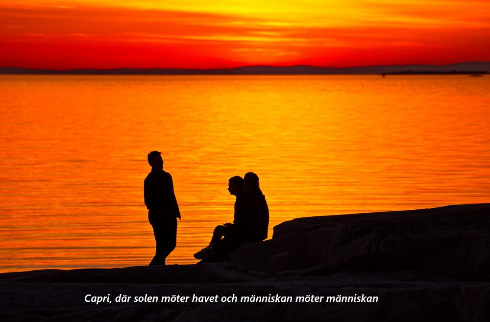 Capri, solen färgar horisonten i guld,