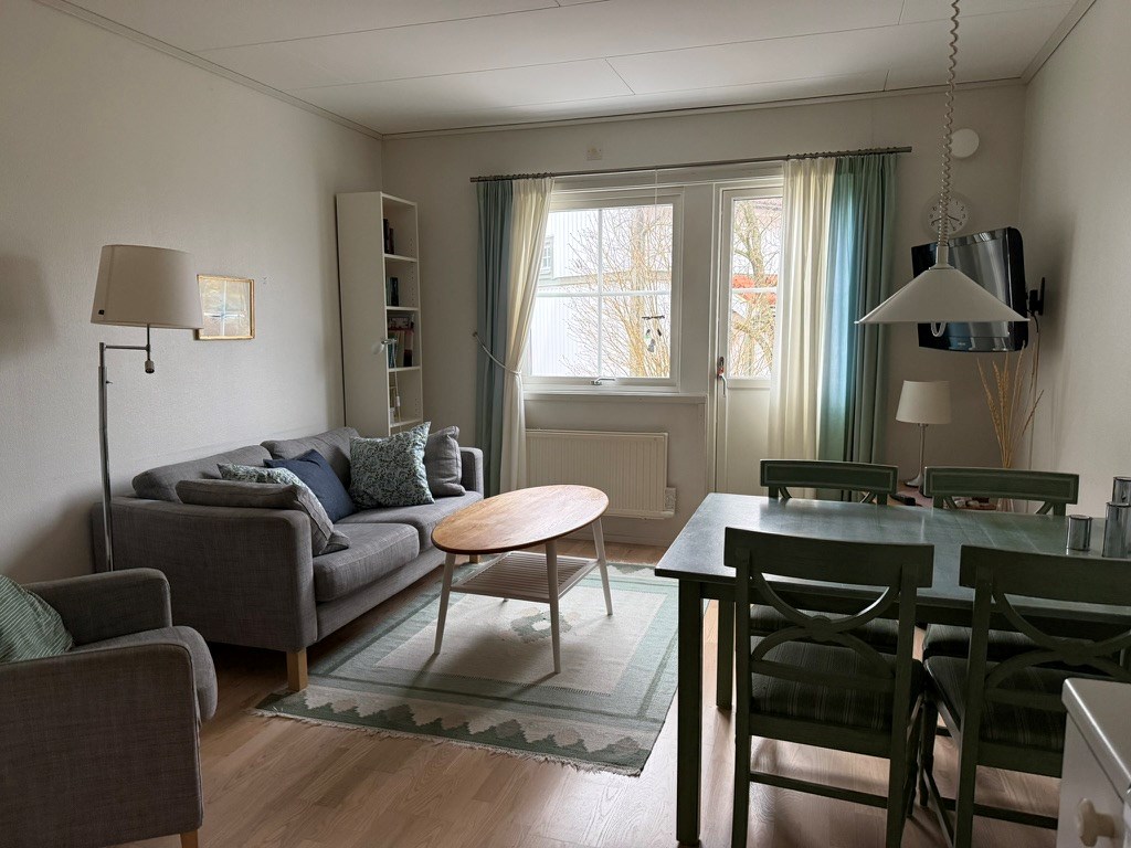 Allrum med utgångs till altan