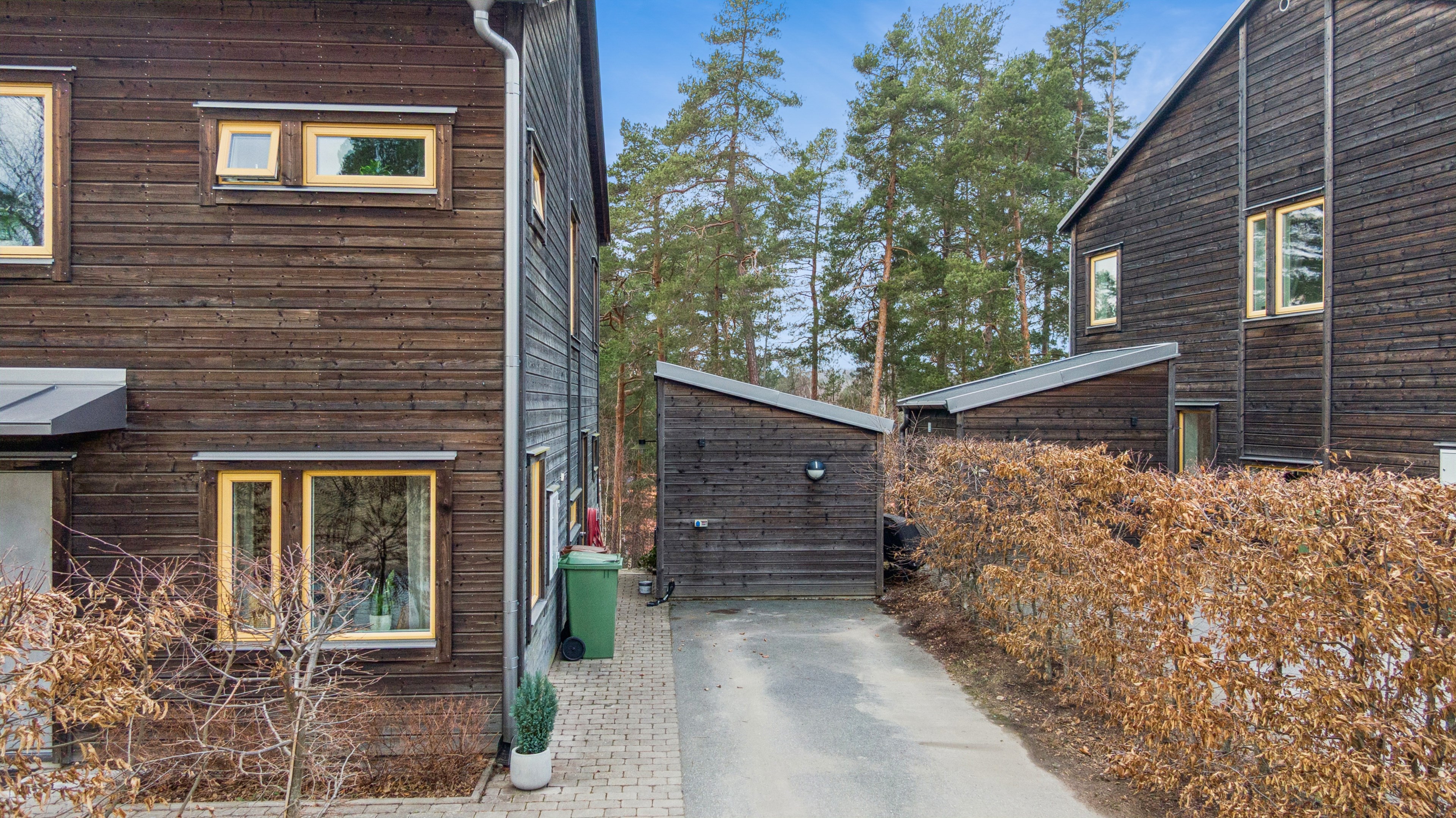 Förråd samt plats för två bilar