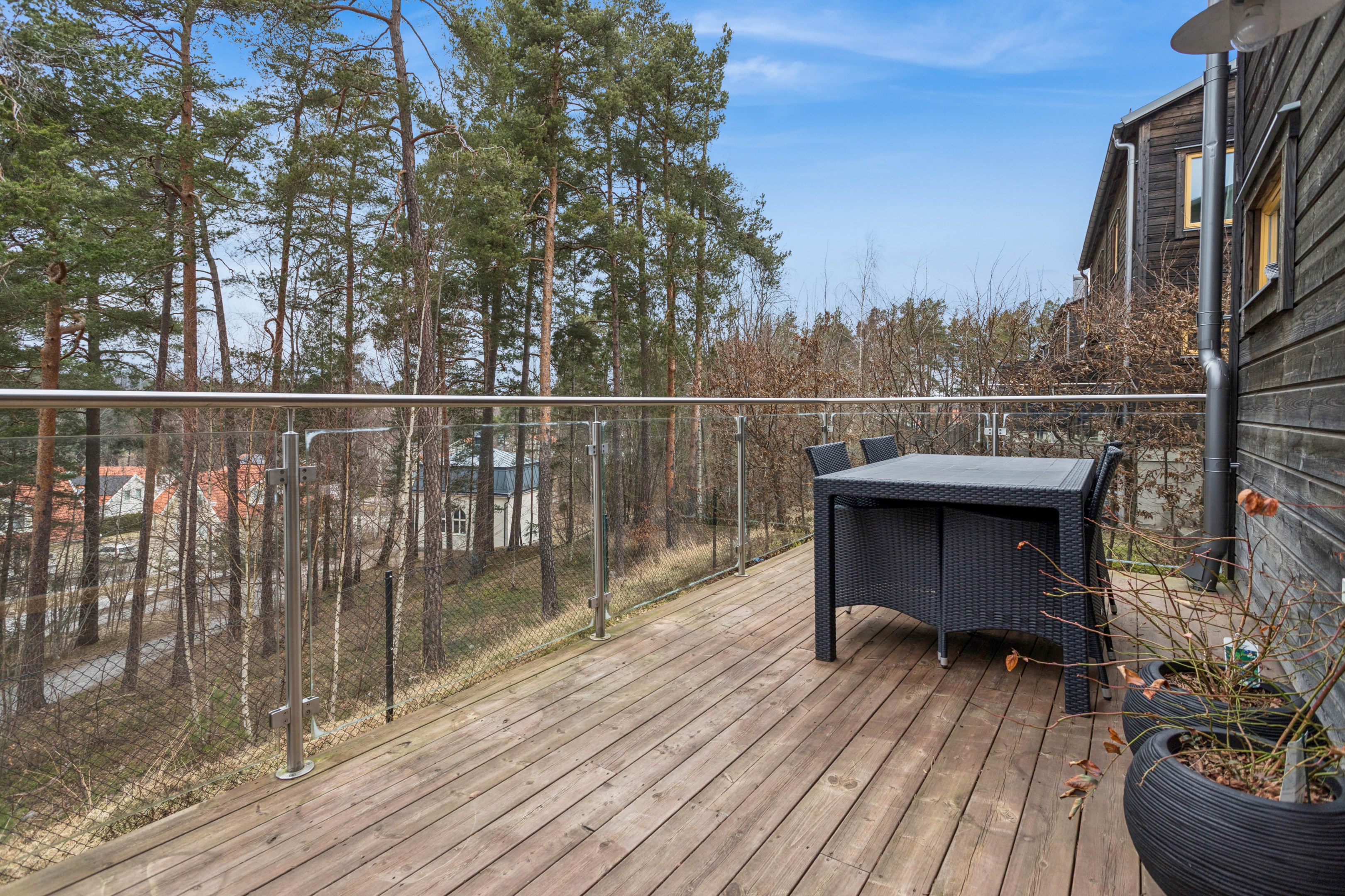 Mysig uteplats mot lummig natur om ca 16 m²