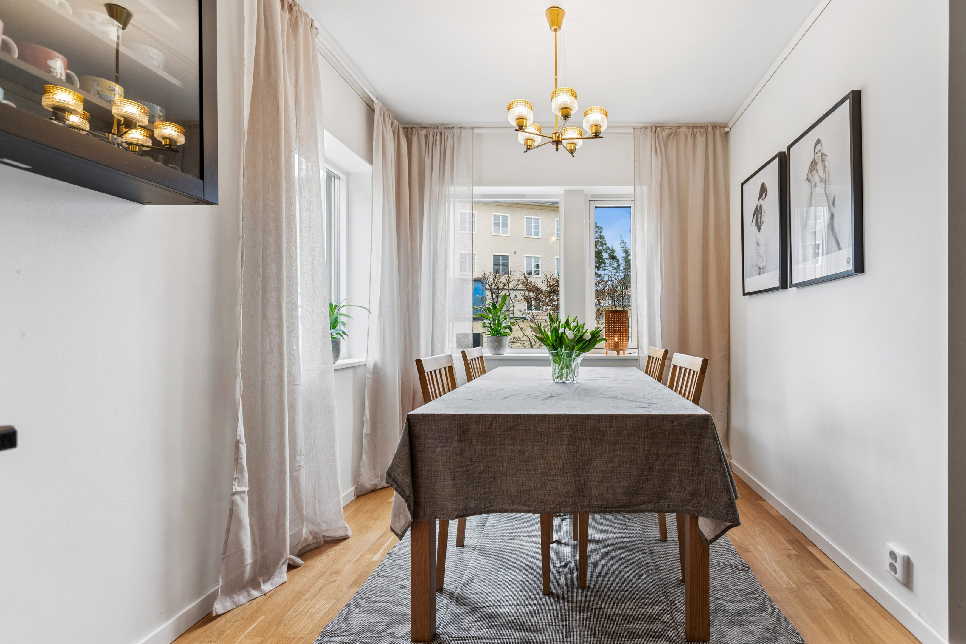 Rejäl matplats som lätt rymmer 6 personer