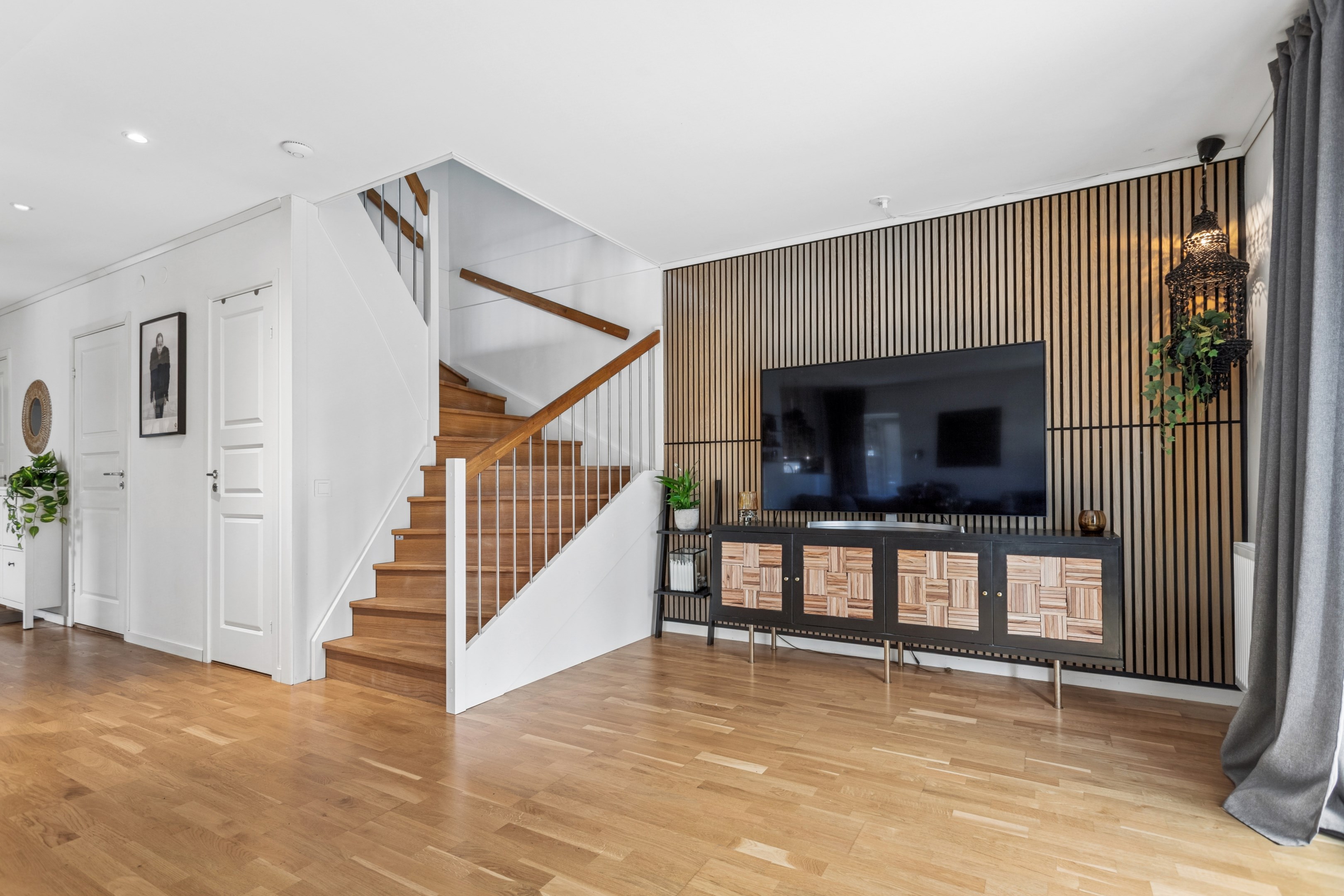 Fin fondvägg med träribbor samt trappan upp till övre plan