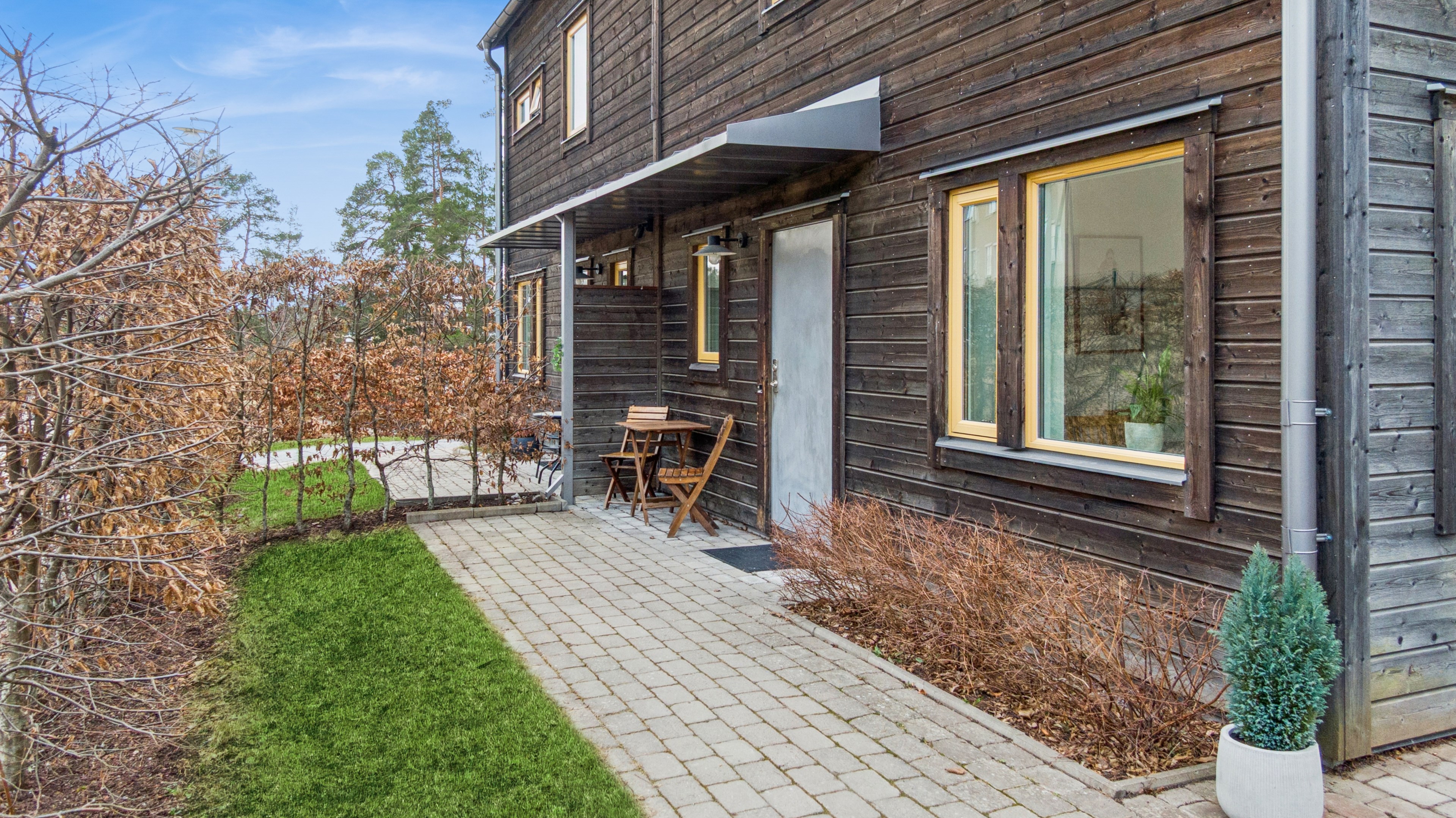 Stenlagda ytor vid entrén