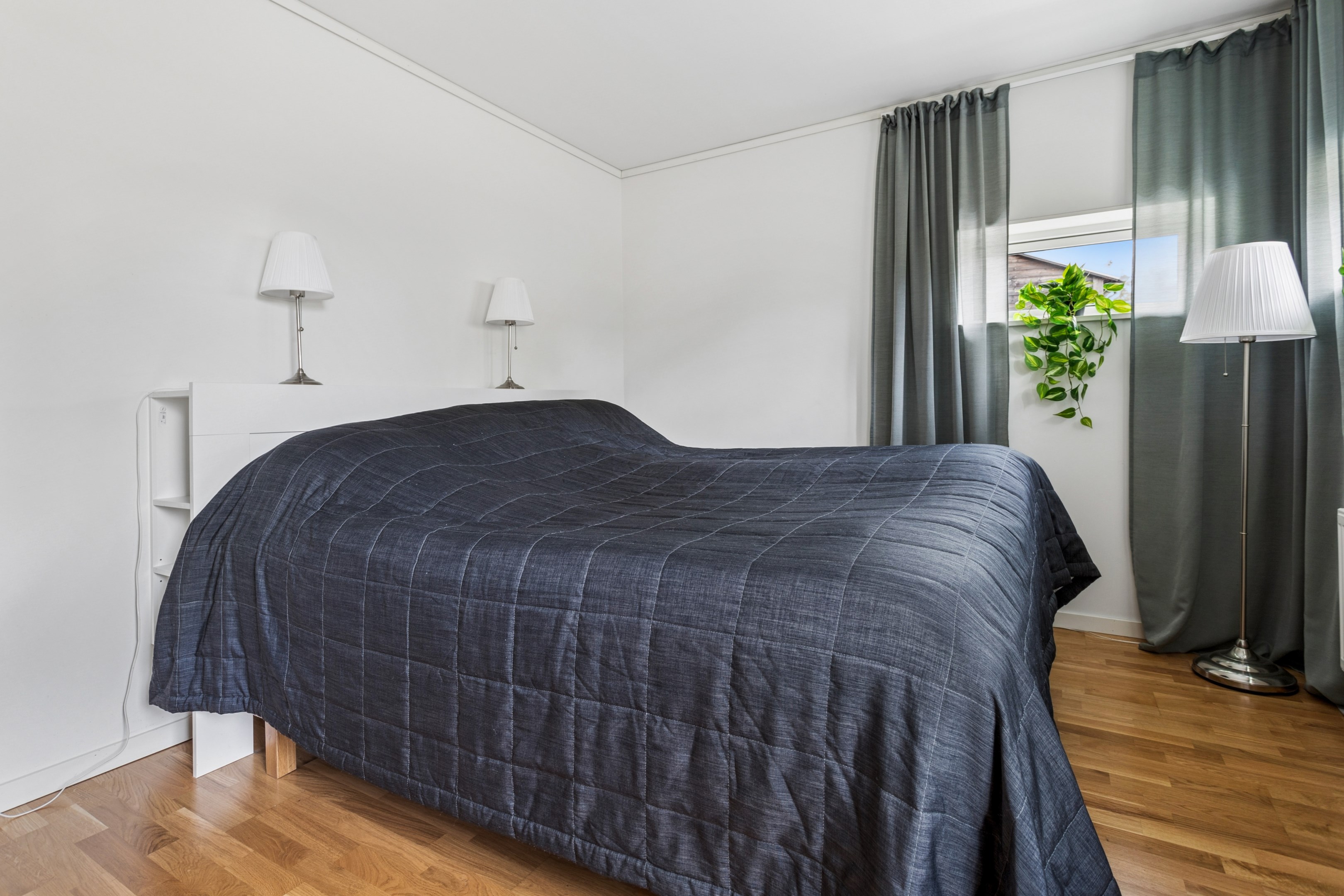 Gott om plats för dubbelsäng samt annan möblering