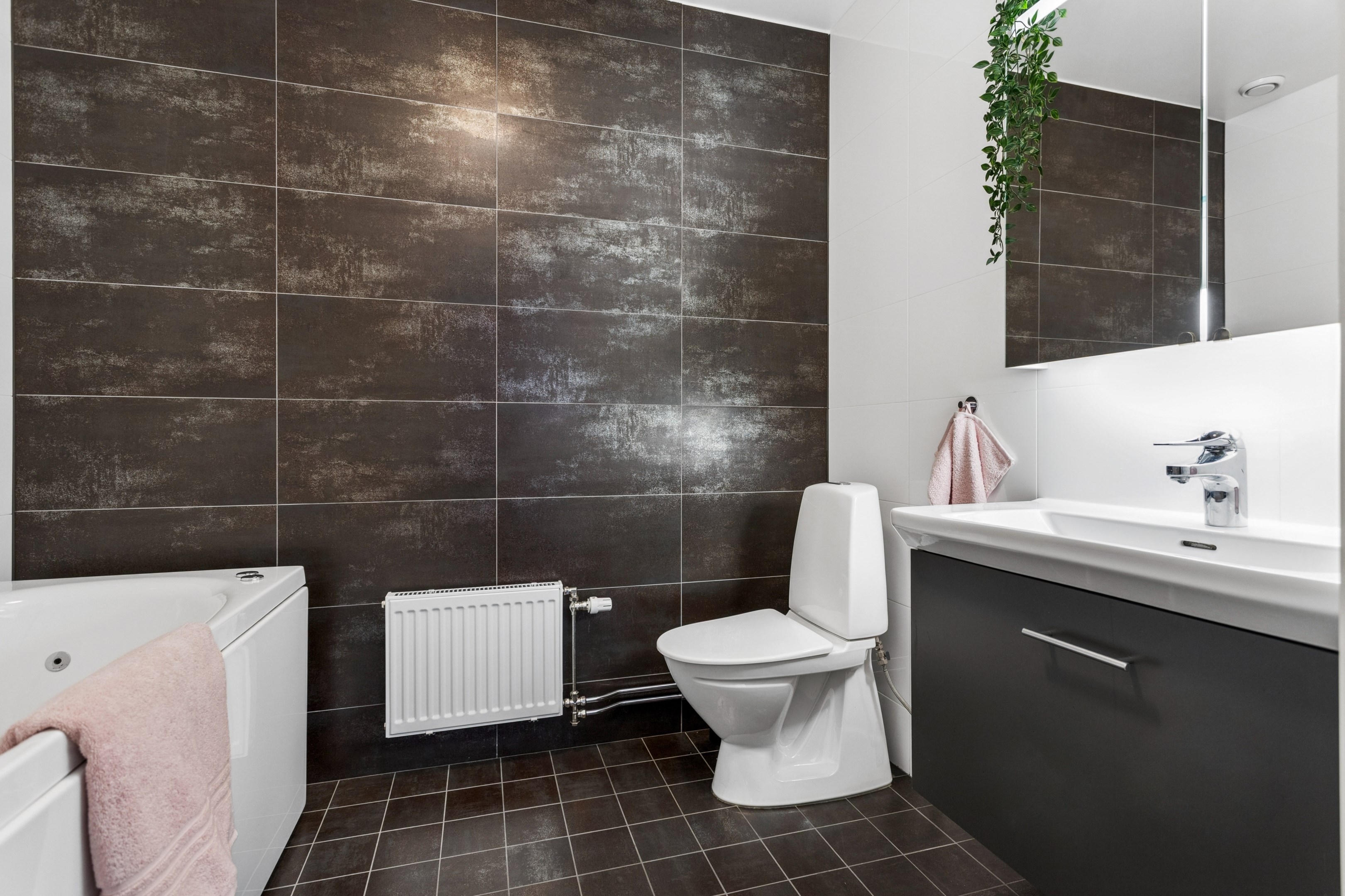 Badrum övre plan med massagebadkar