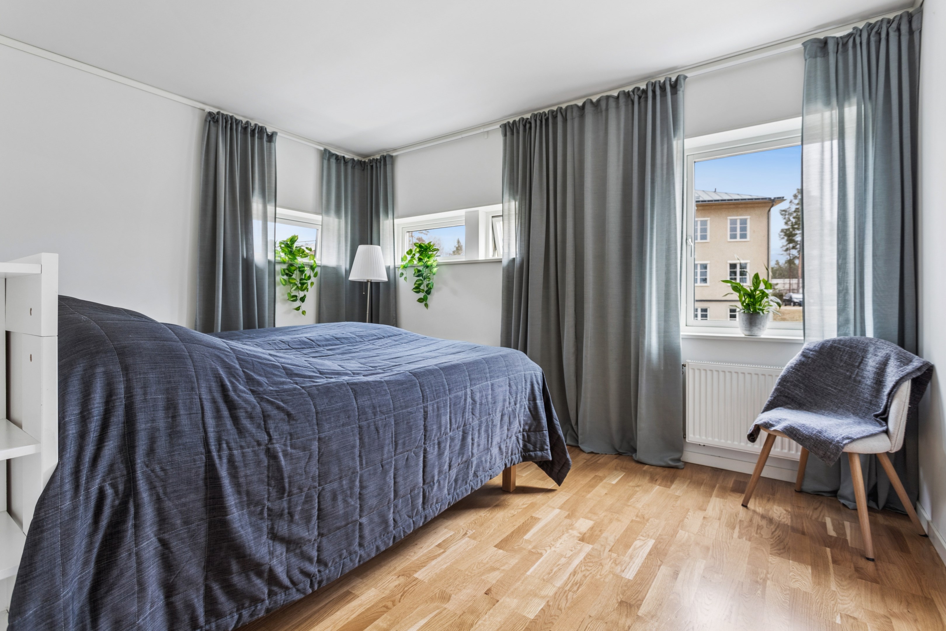 Sovrum 3 övre plan med egen klädkammare