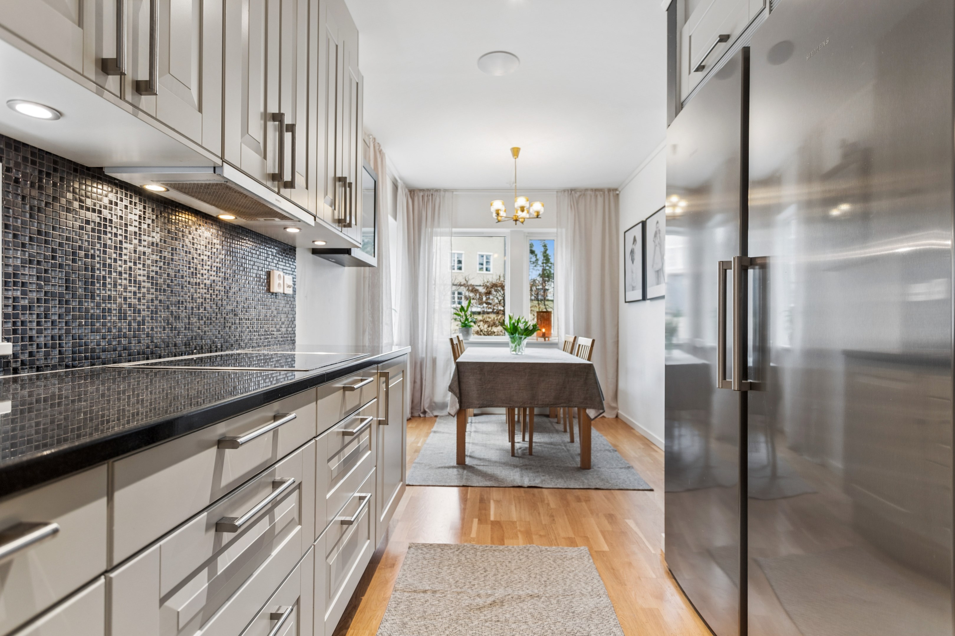 Bra arbetsytor samt vitvaror i rostfritt utförande