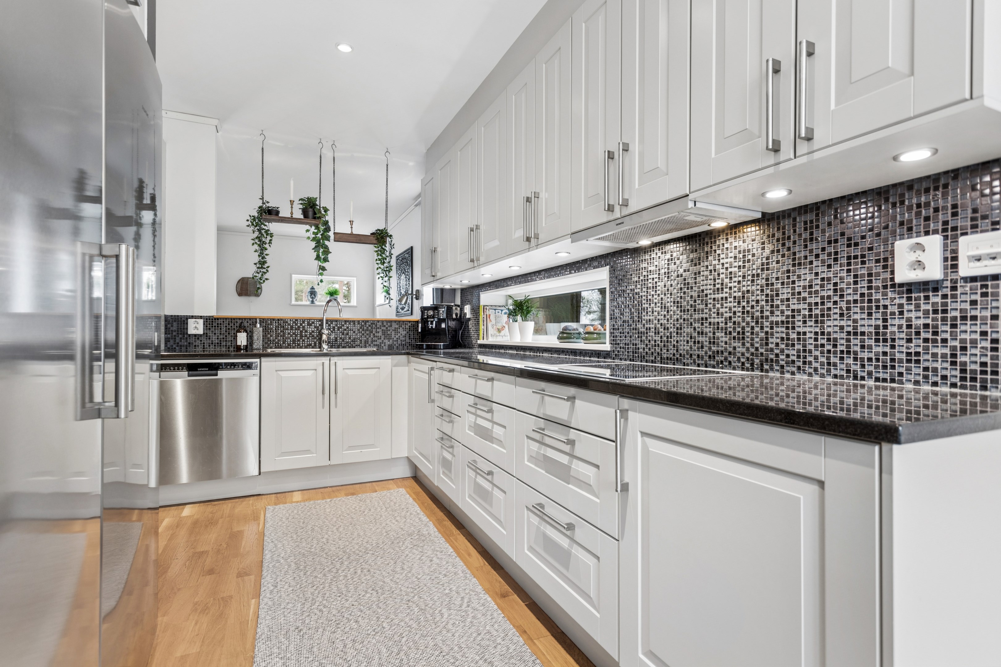 Påkostat kök från Marbodal med stenbänkskiva