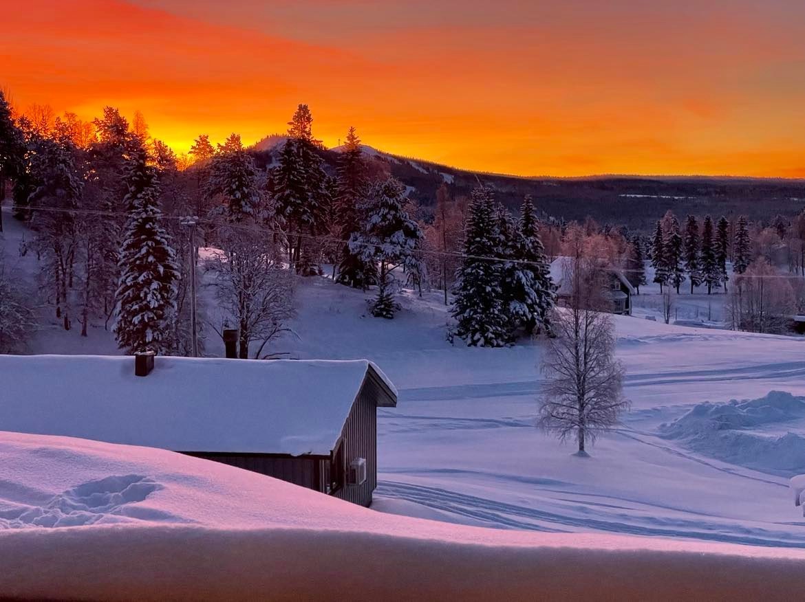 En magisk gryning i Fjällbyn med utsikt över Kröket