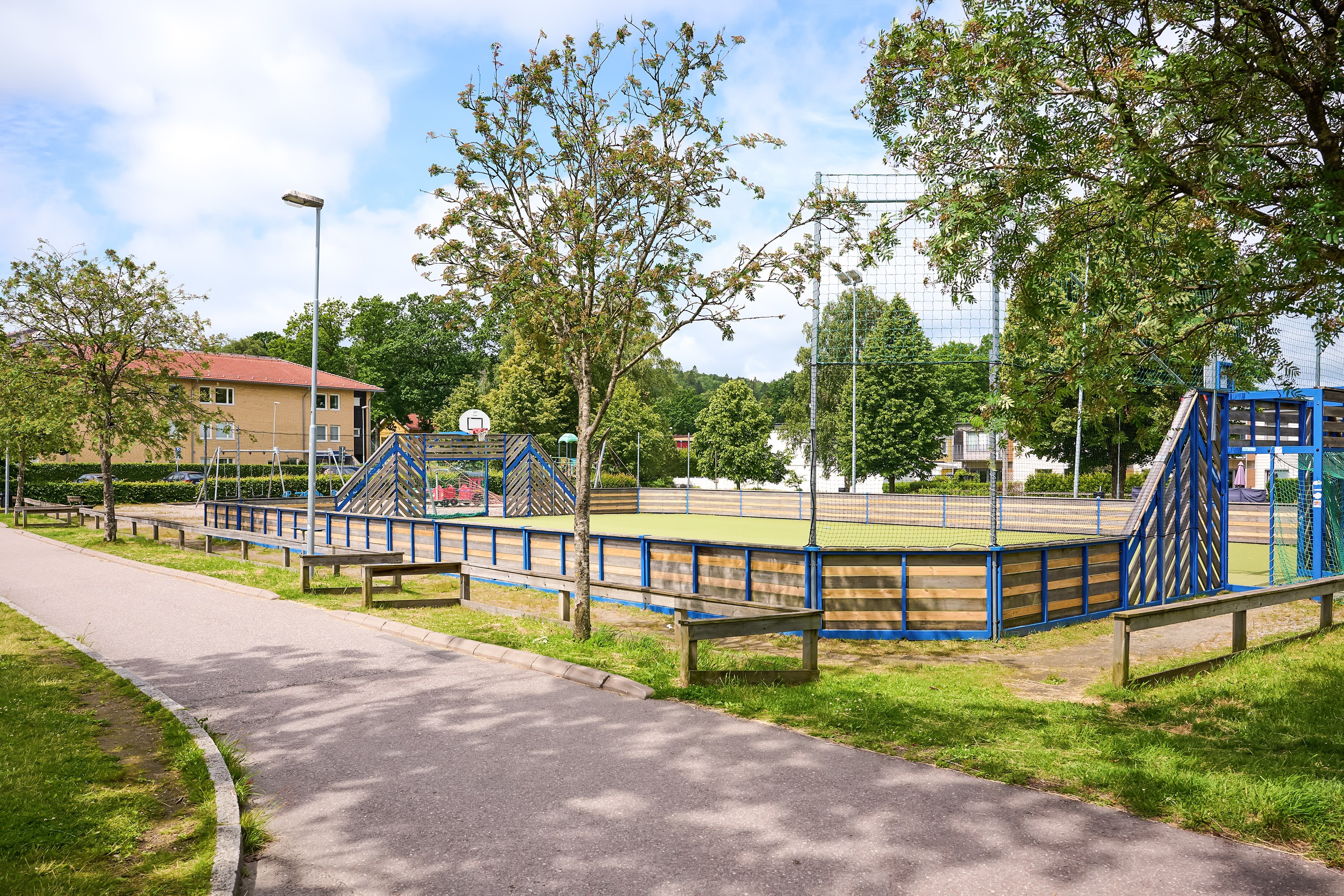 Lekplats och fotbolls/basketplan i centrum
