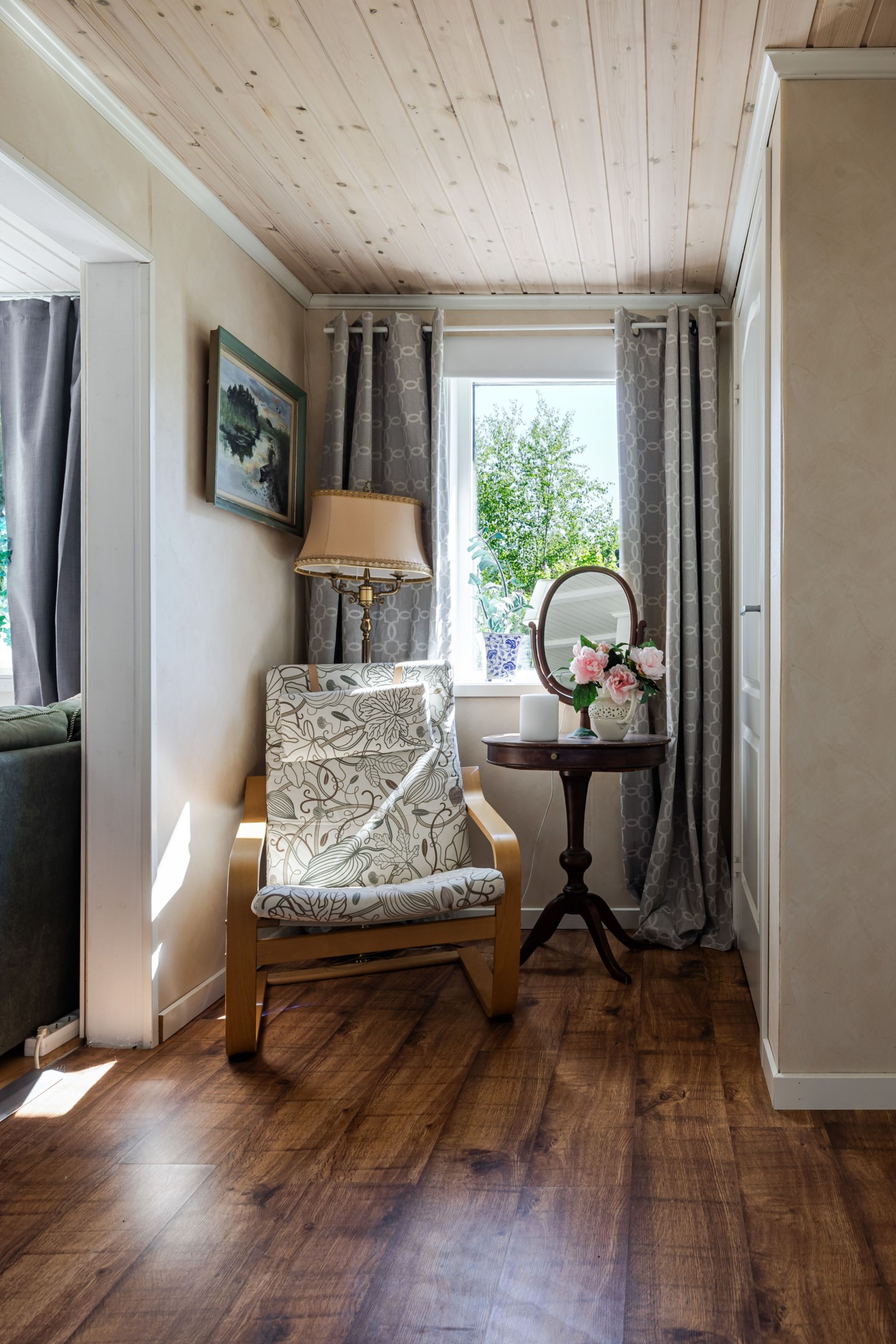 Liten hall med klädkammare (plats för wc/dusch)