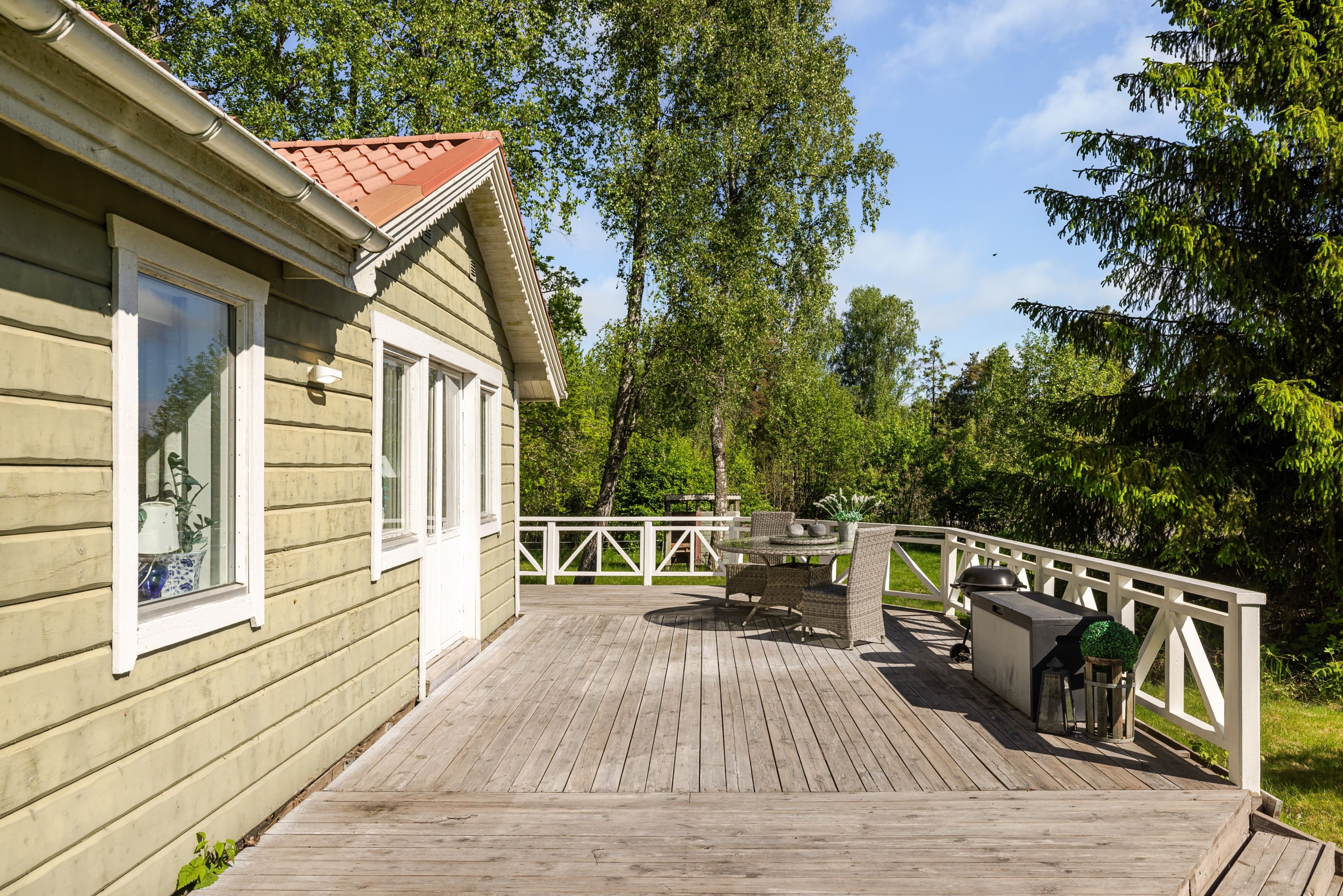Stor altan löper runt huset