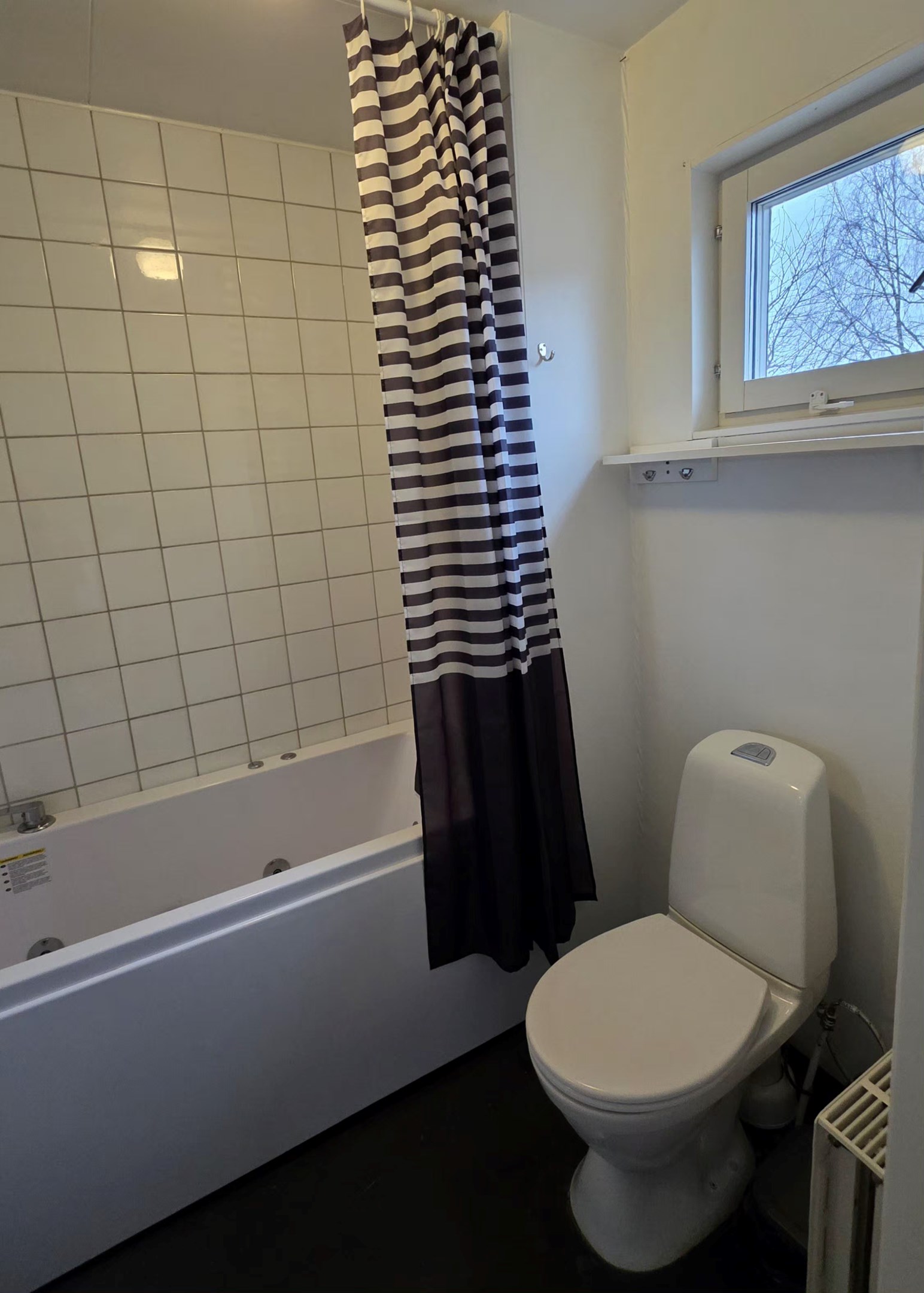 Badrum uppe med badkar