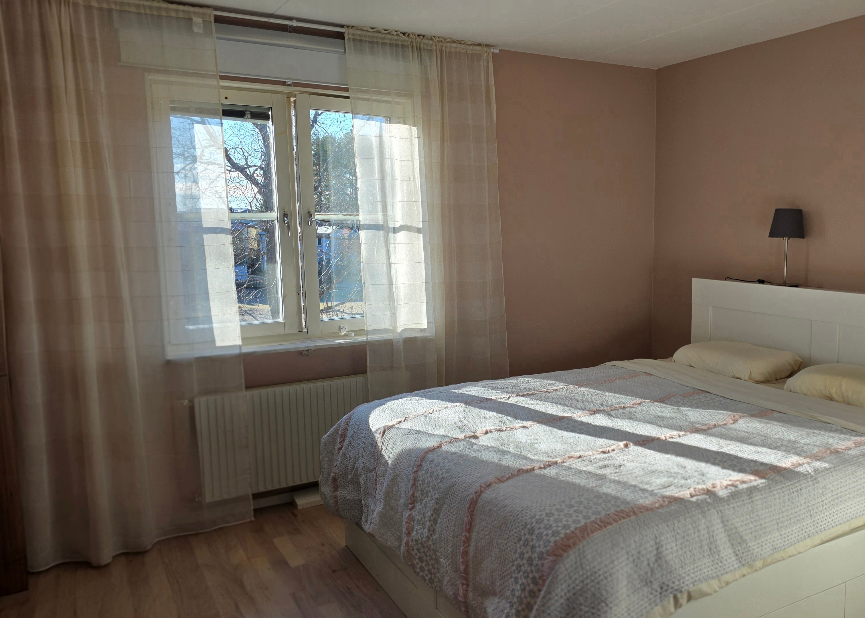 Sovrum uppe med grönska utanför