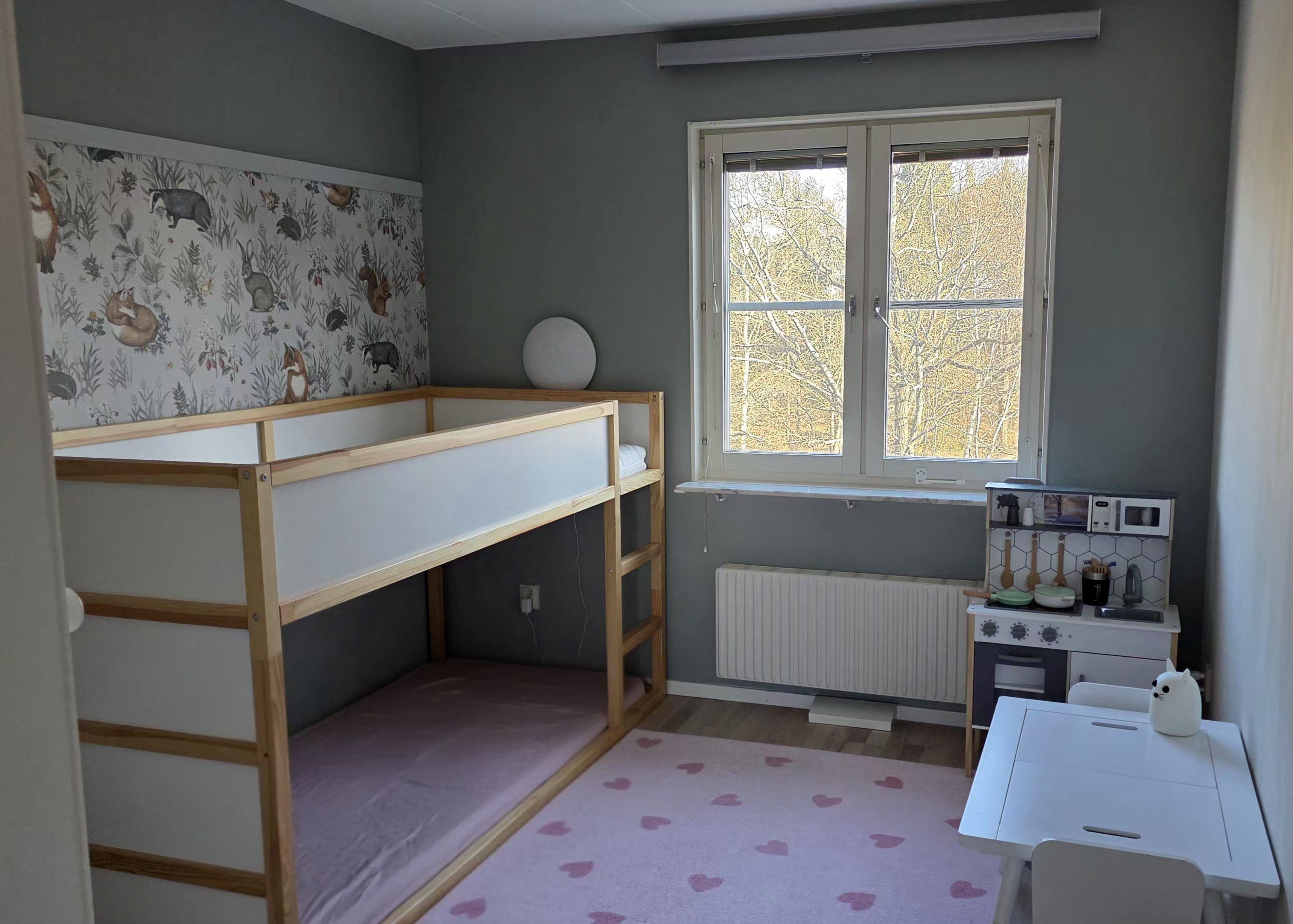 Sovrum uppe med fönster mot grönska