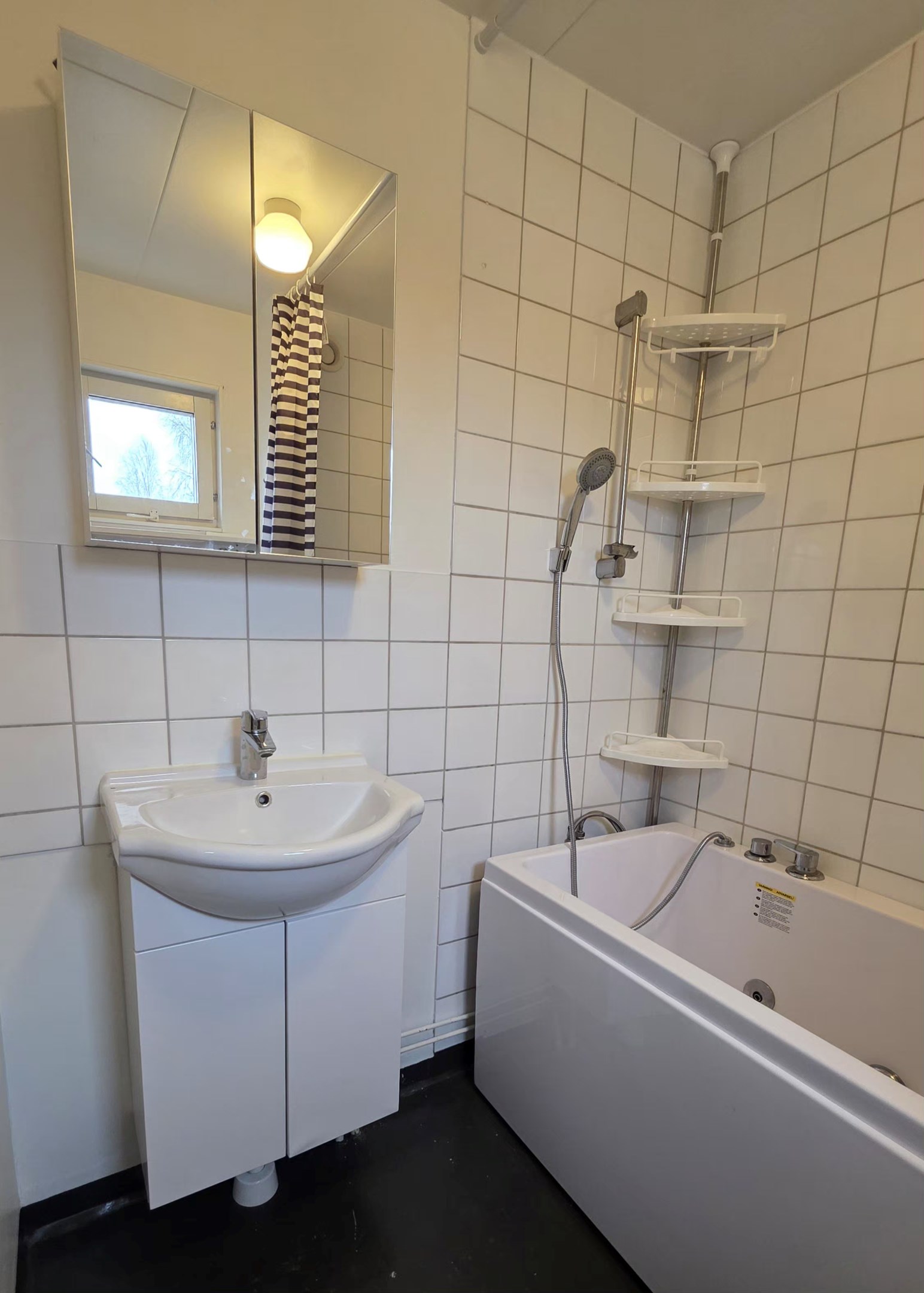 Badrum uppe med badkar