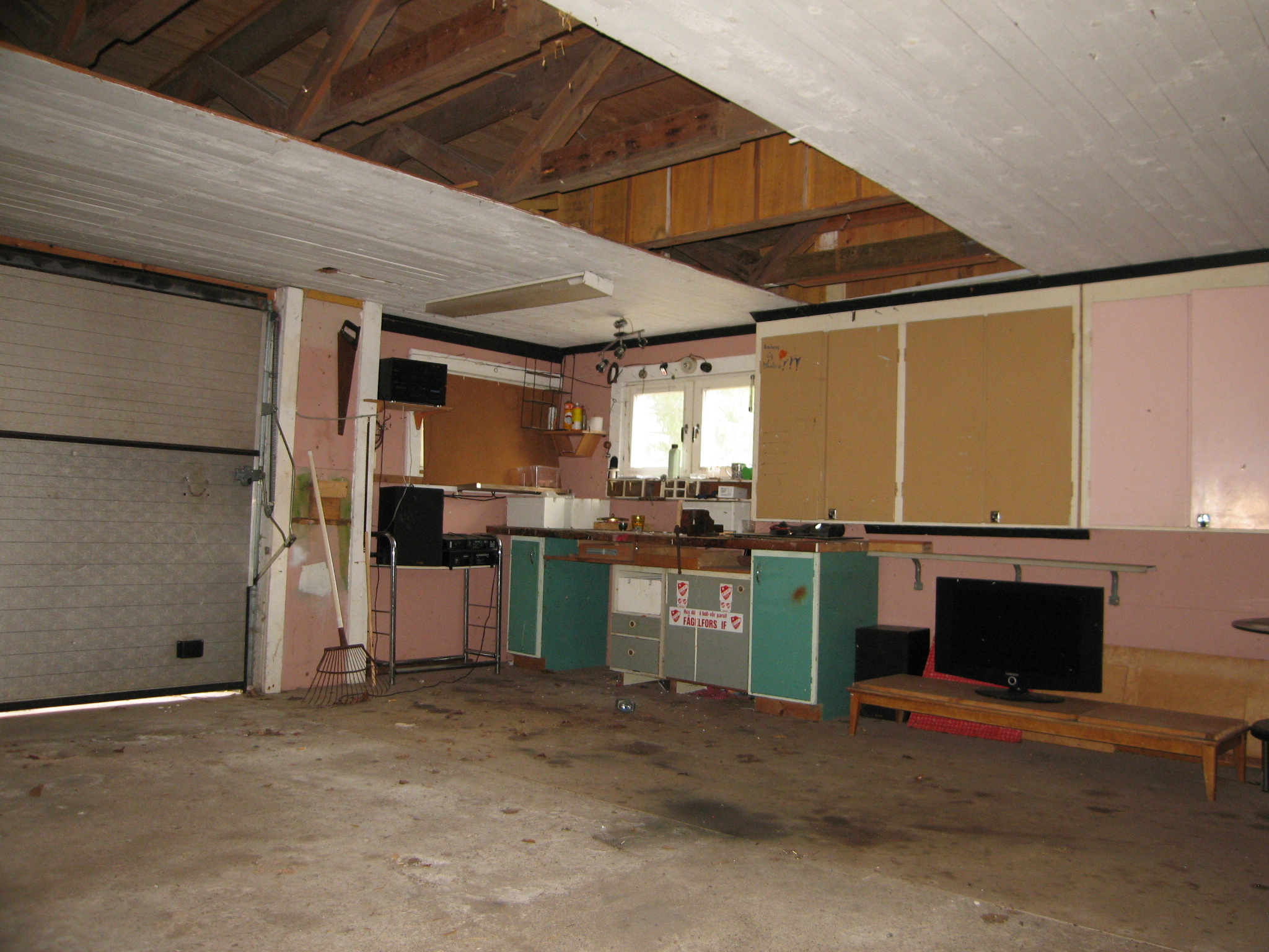 Vidbyggt garage med ingång via källare