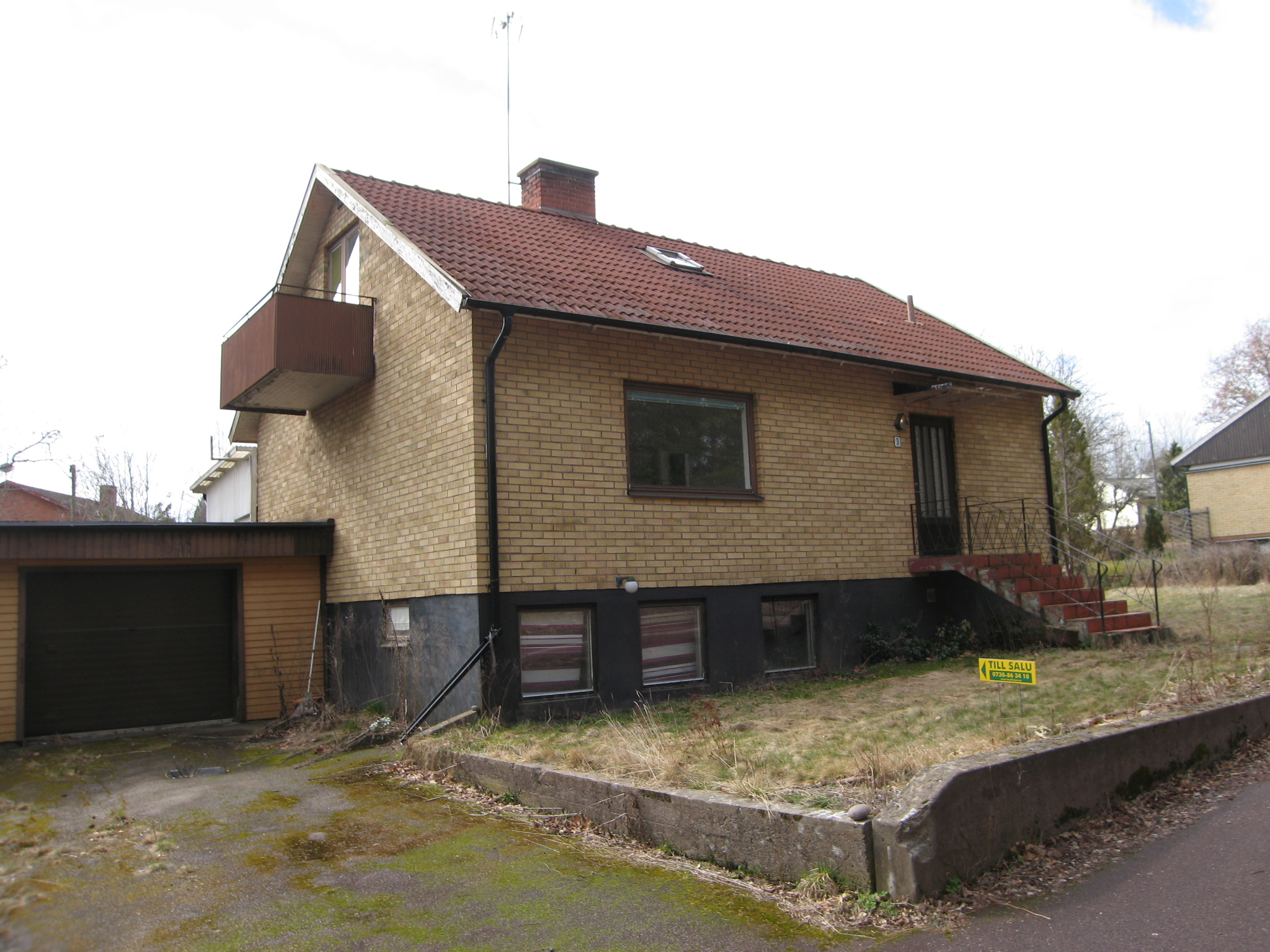 Gavel med balkong och garage