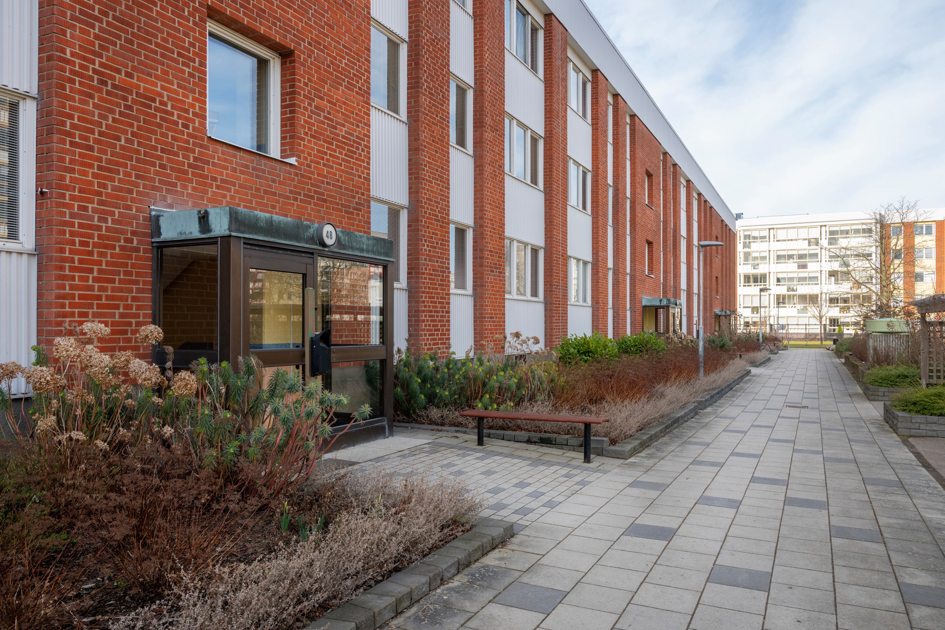 Entré med fina planteringar