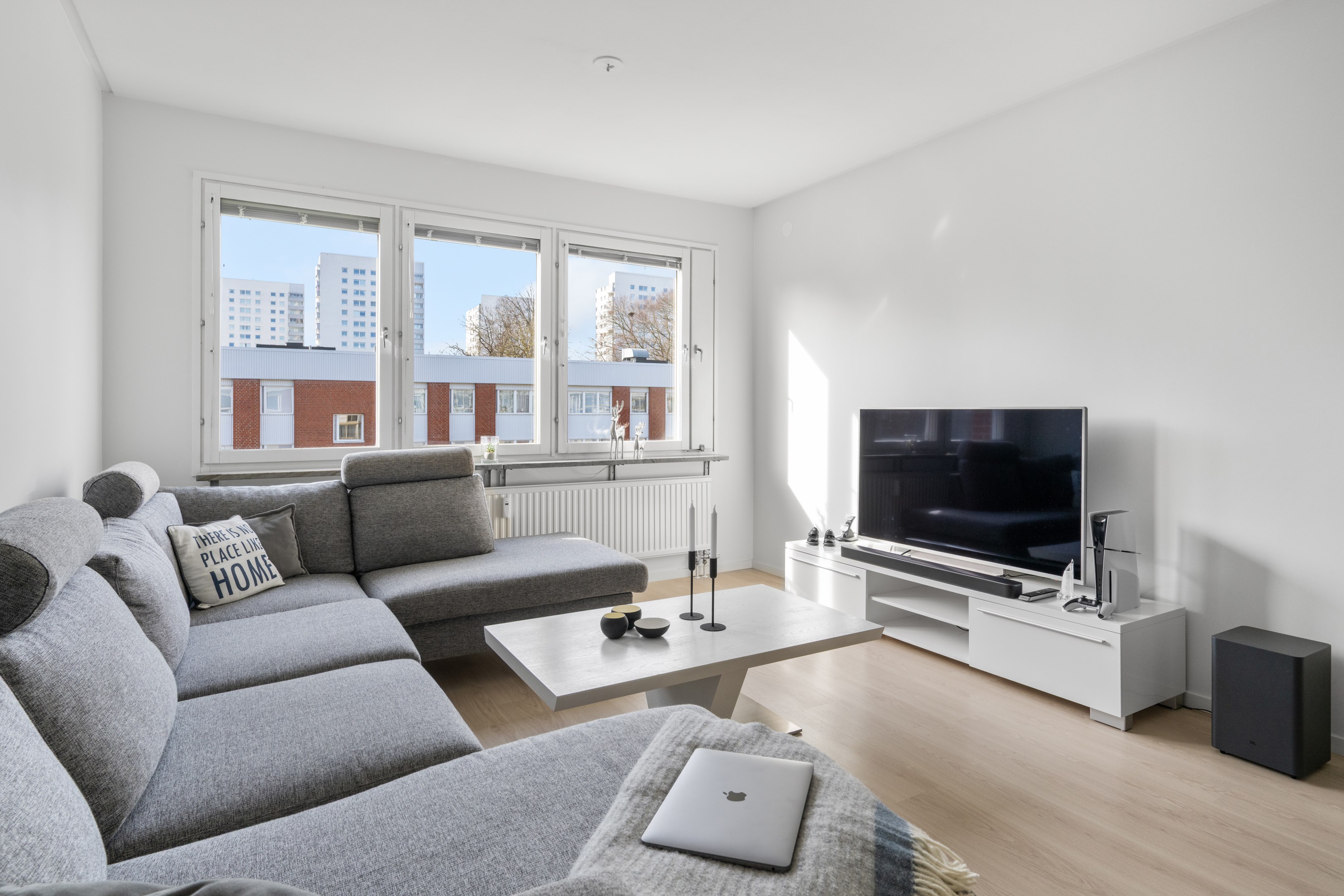 Stort fönsterparti till vardagsrummet