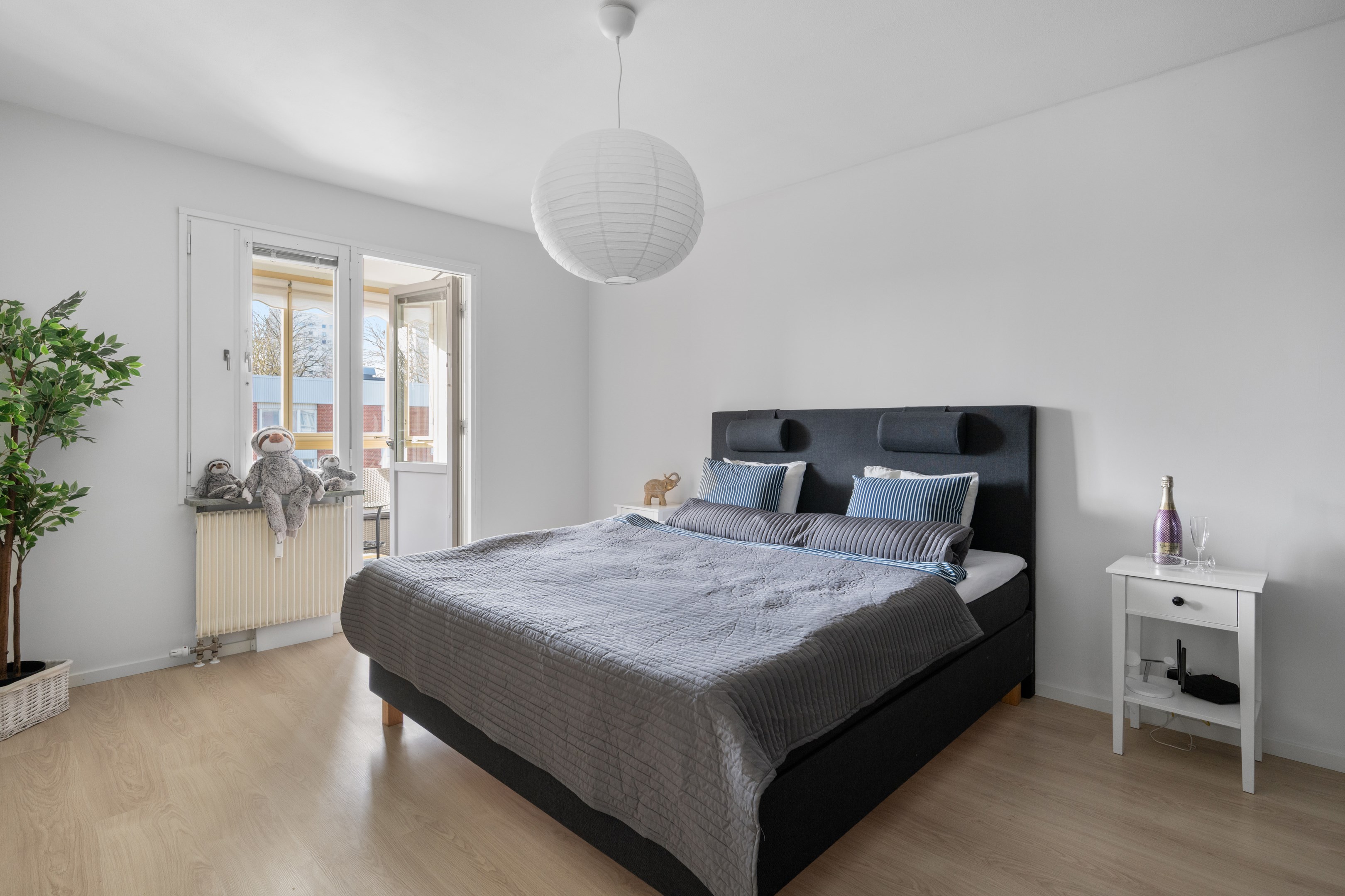 Sovrum med utgång till balkongen