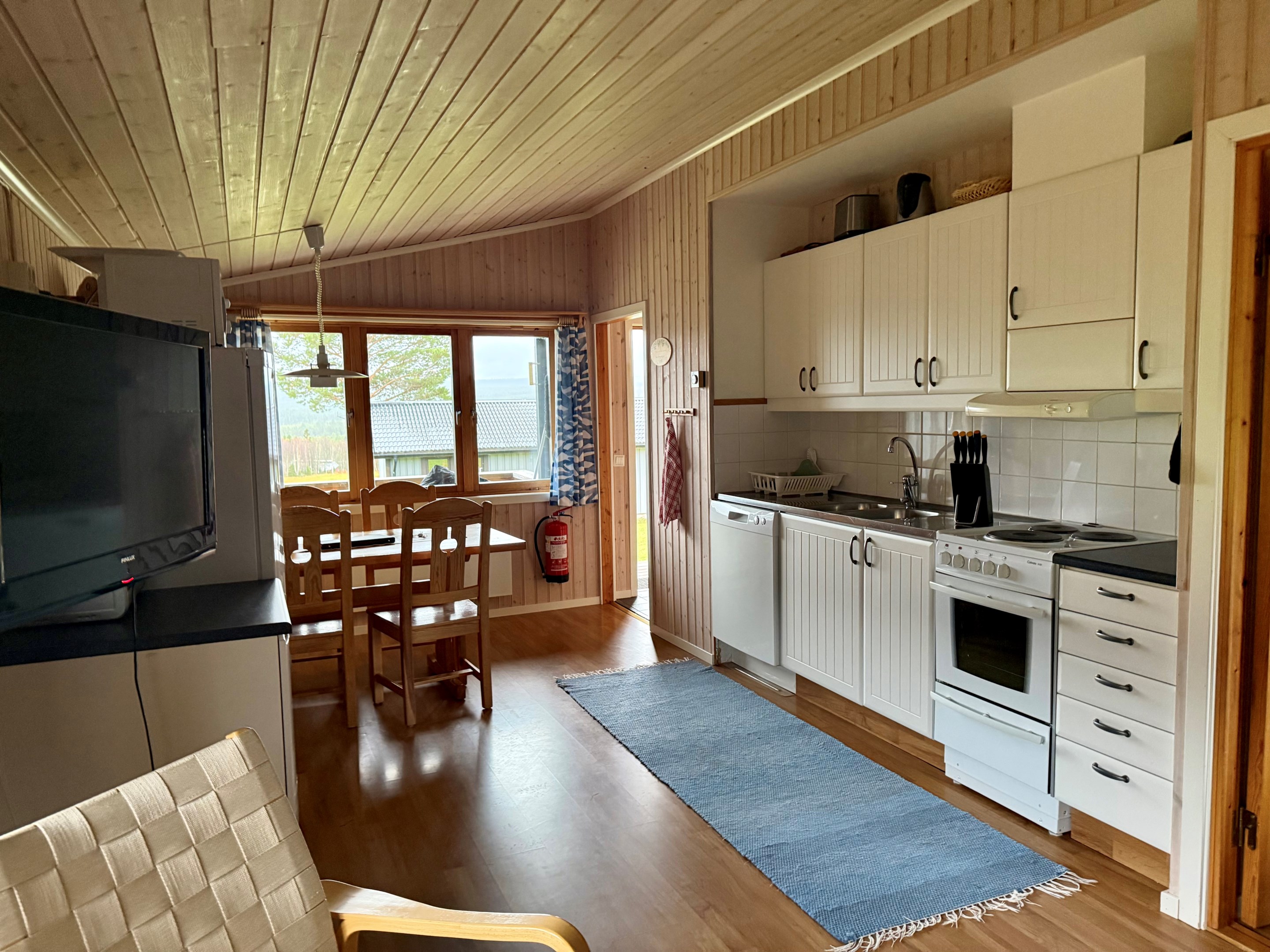 Storstuga mot kök, exempelbild från liknande stuga B-hus